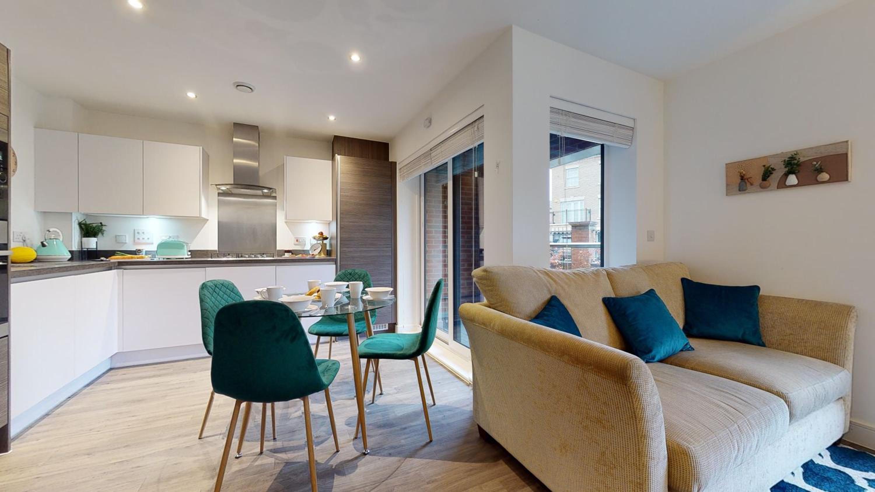 Luxury 2 Bed Apartment with Parking near London view 5