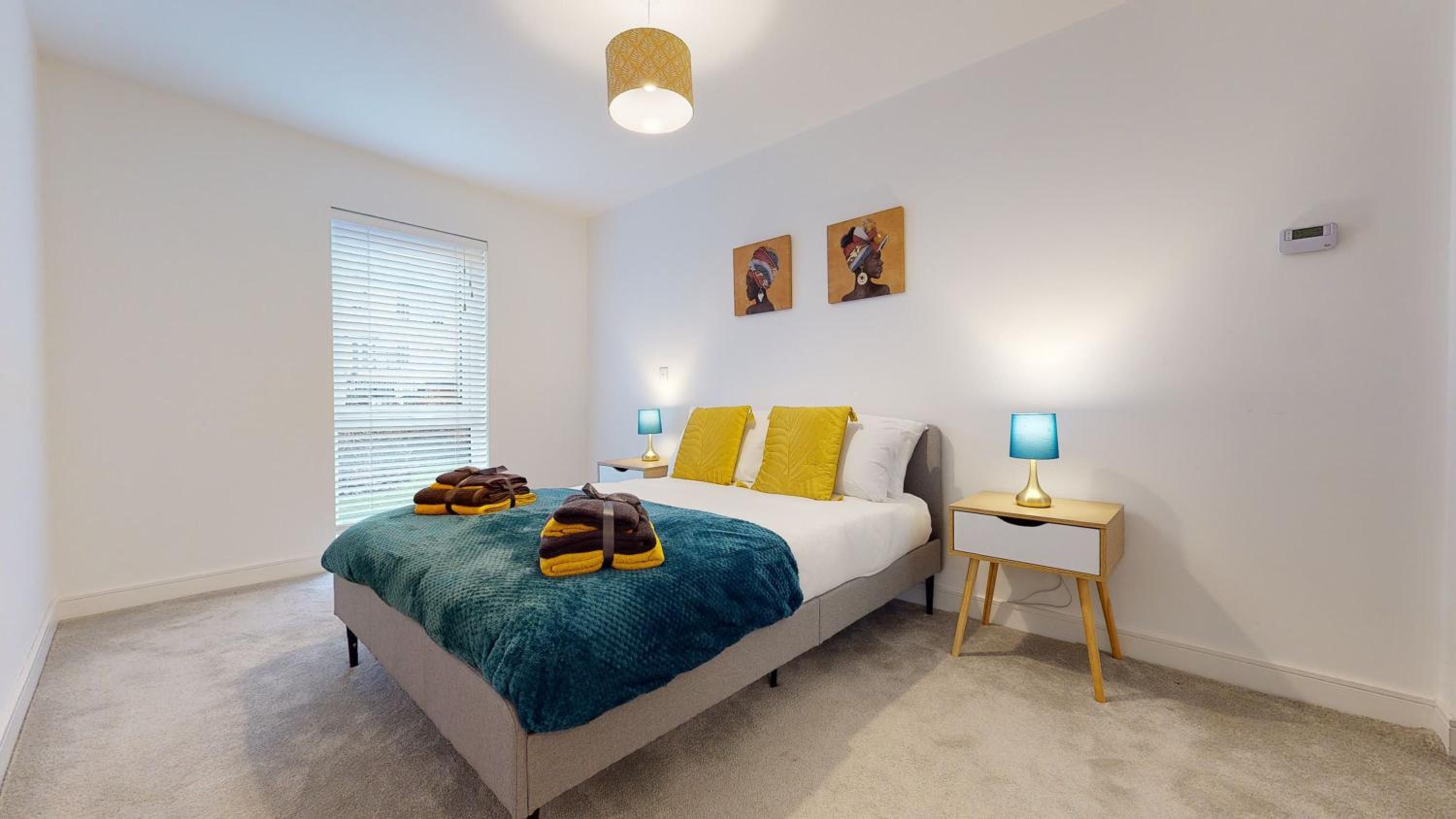 Luxury 2 Bed Apartment with Parking near London view 2