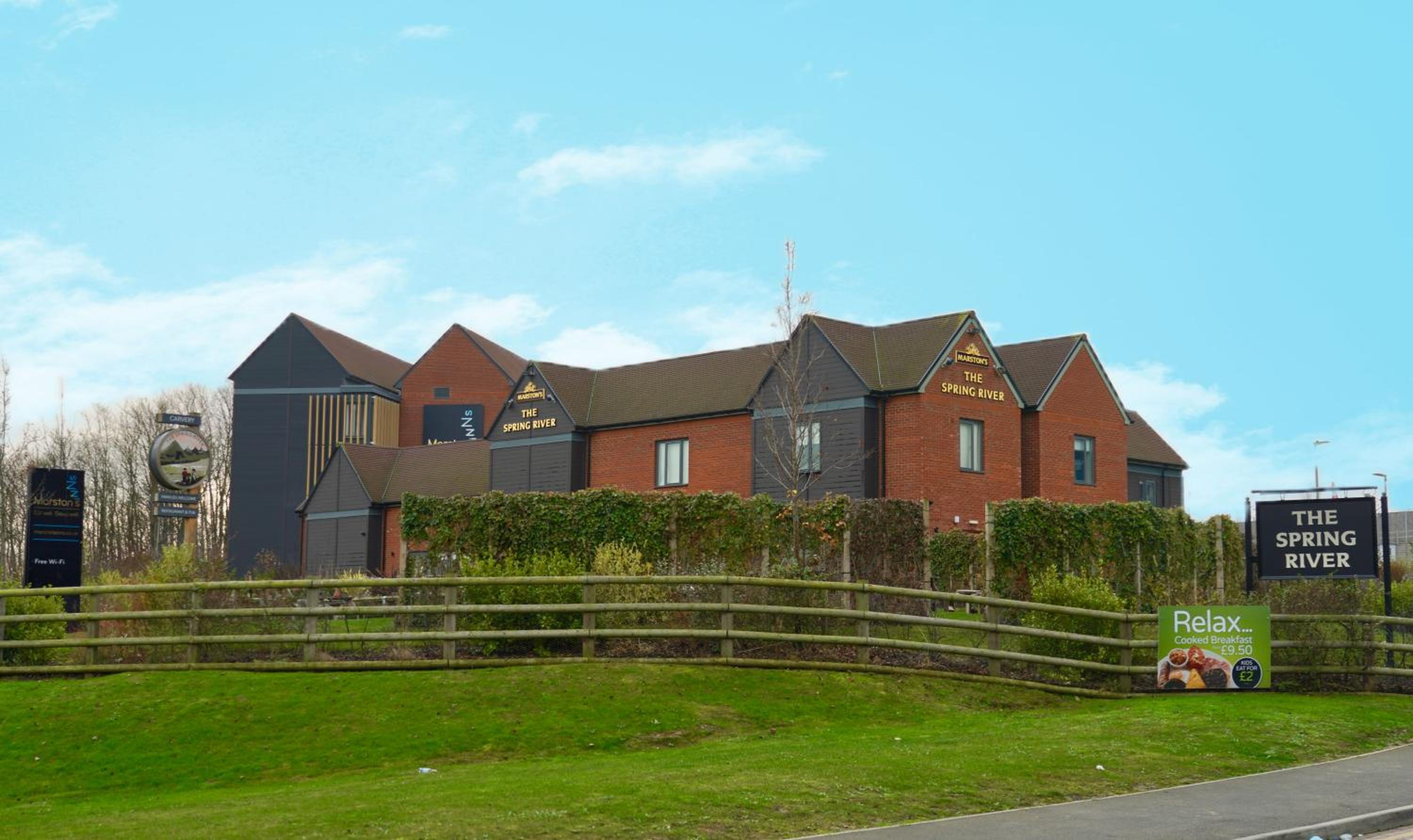 Luxury 2 Bed Apartment with Parking near London view 3