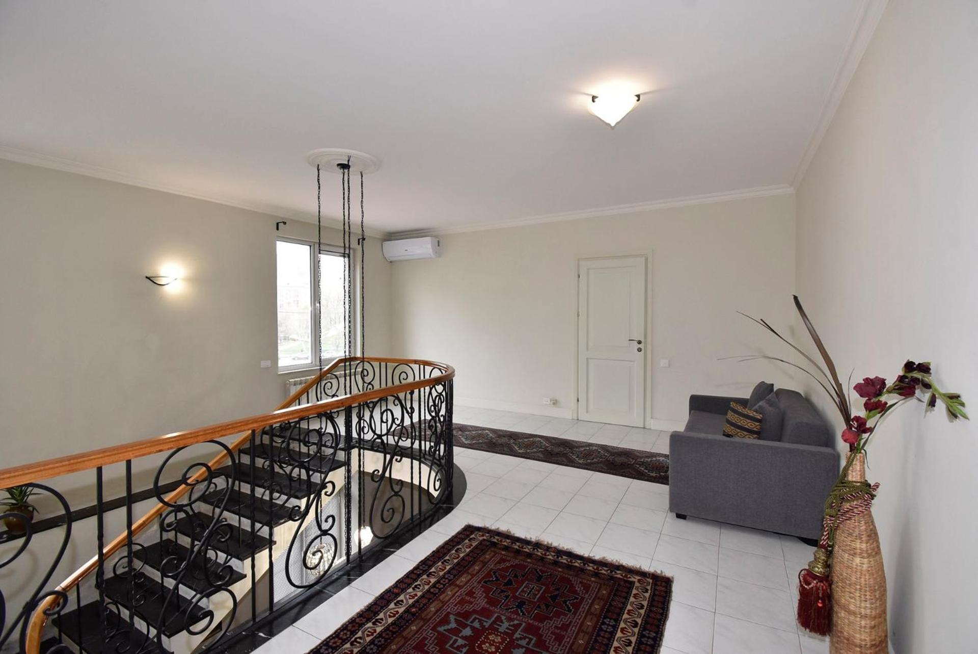 Khanjyan street, 3 bedrooms Duplex, Spacious apartment for rent DXA344