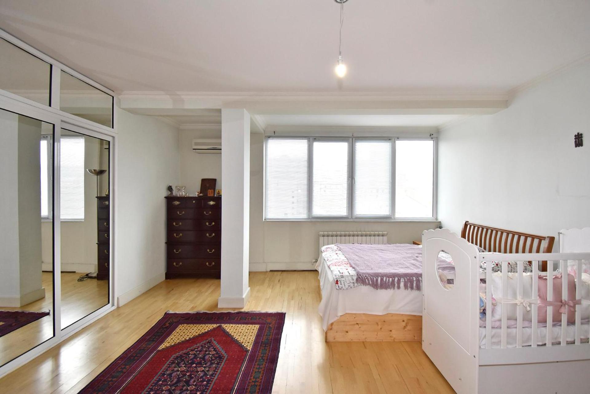 Khanjyan street, 3 bedrooms Duplex, Spacious apartment for rent DXA344