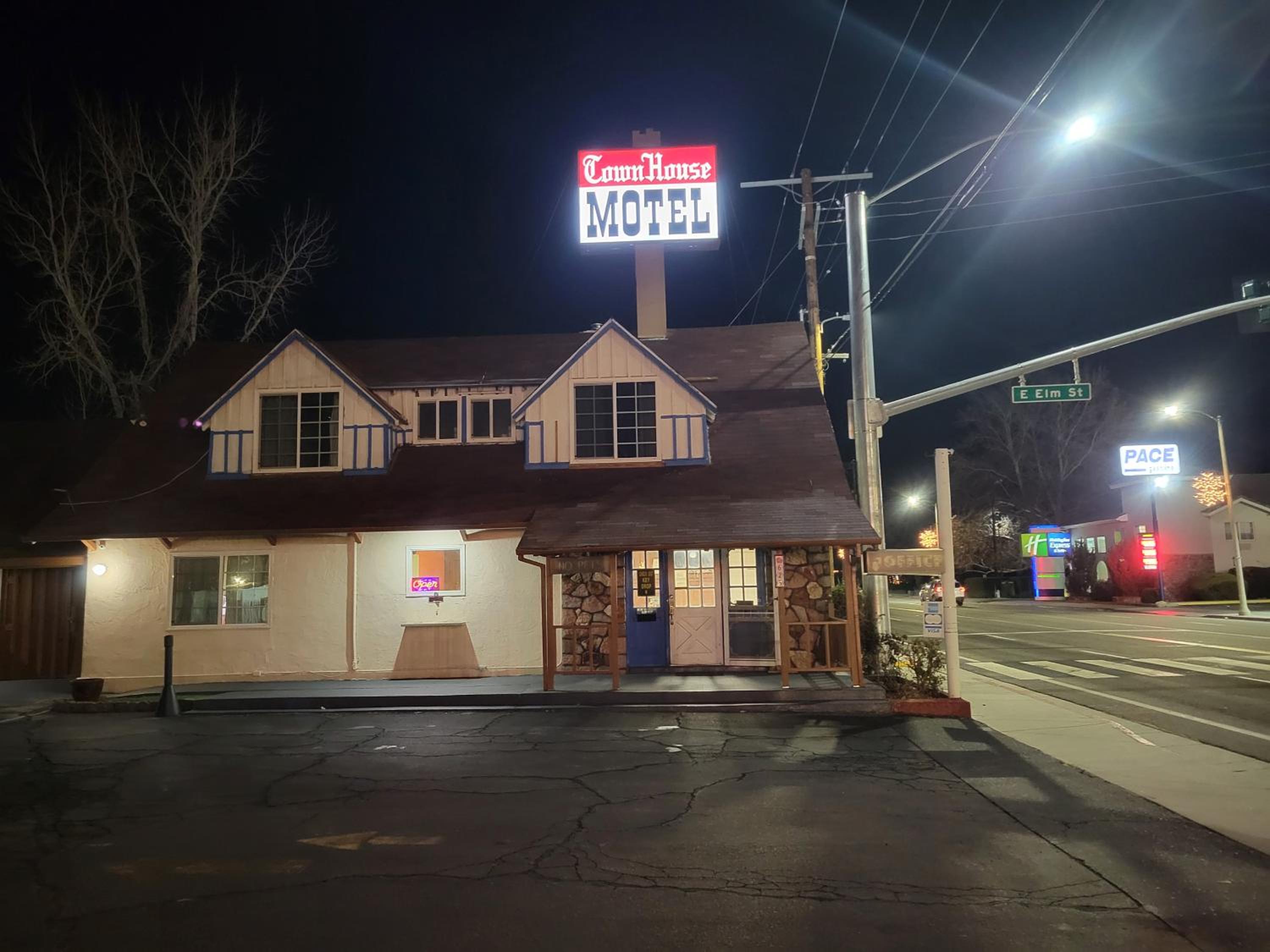 Bishop Vacations - Townhouse Motel - Property Image 3