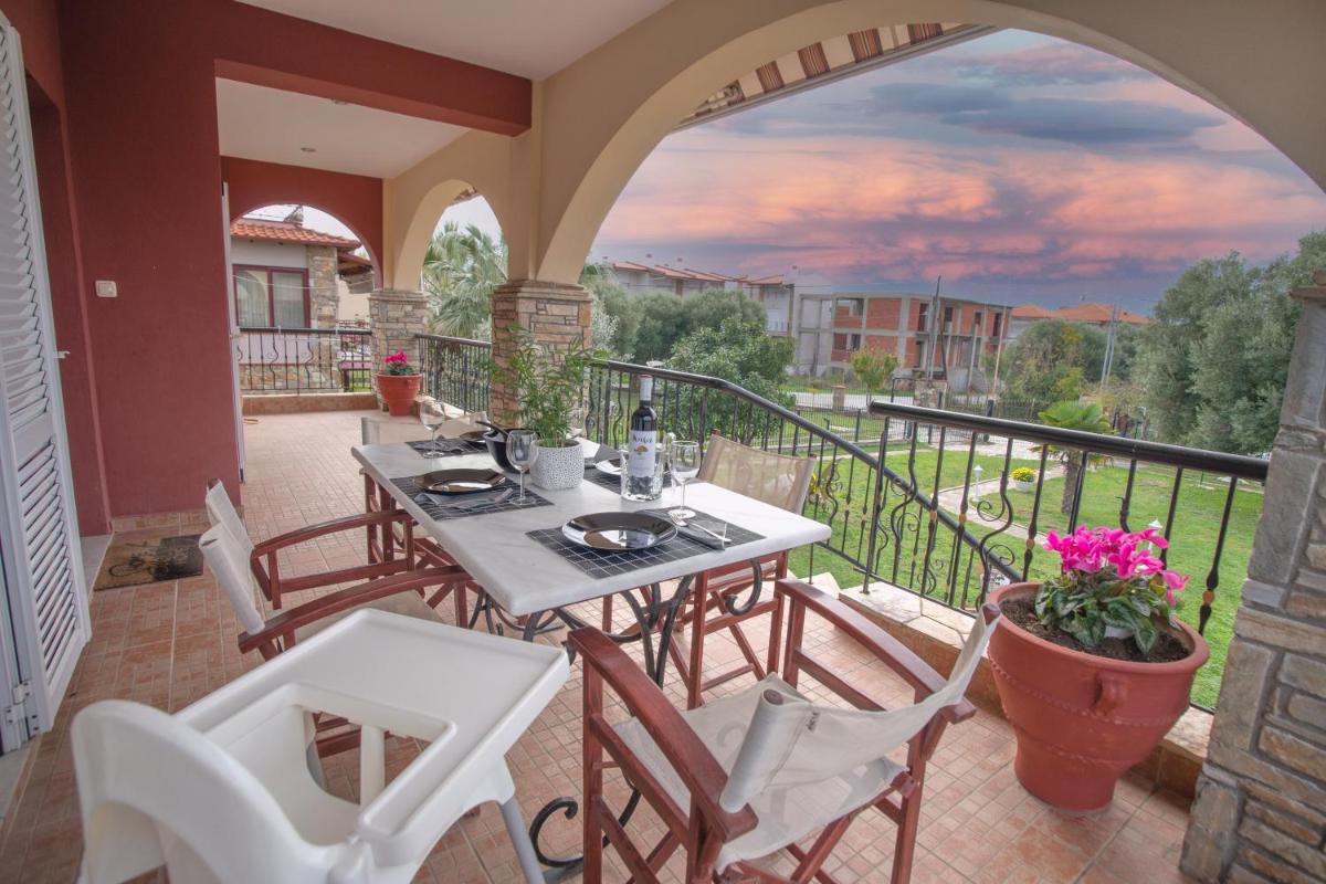 Private 6-bedroom Villa with garden 150m to beach photo 5