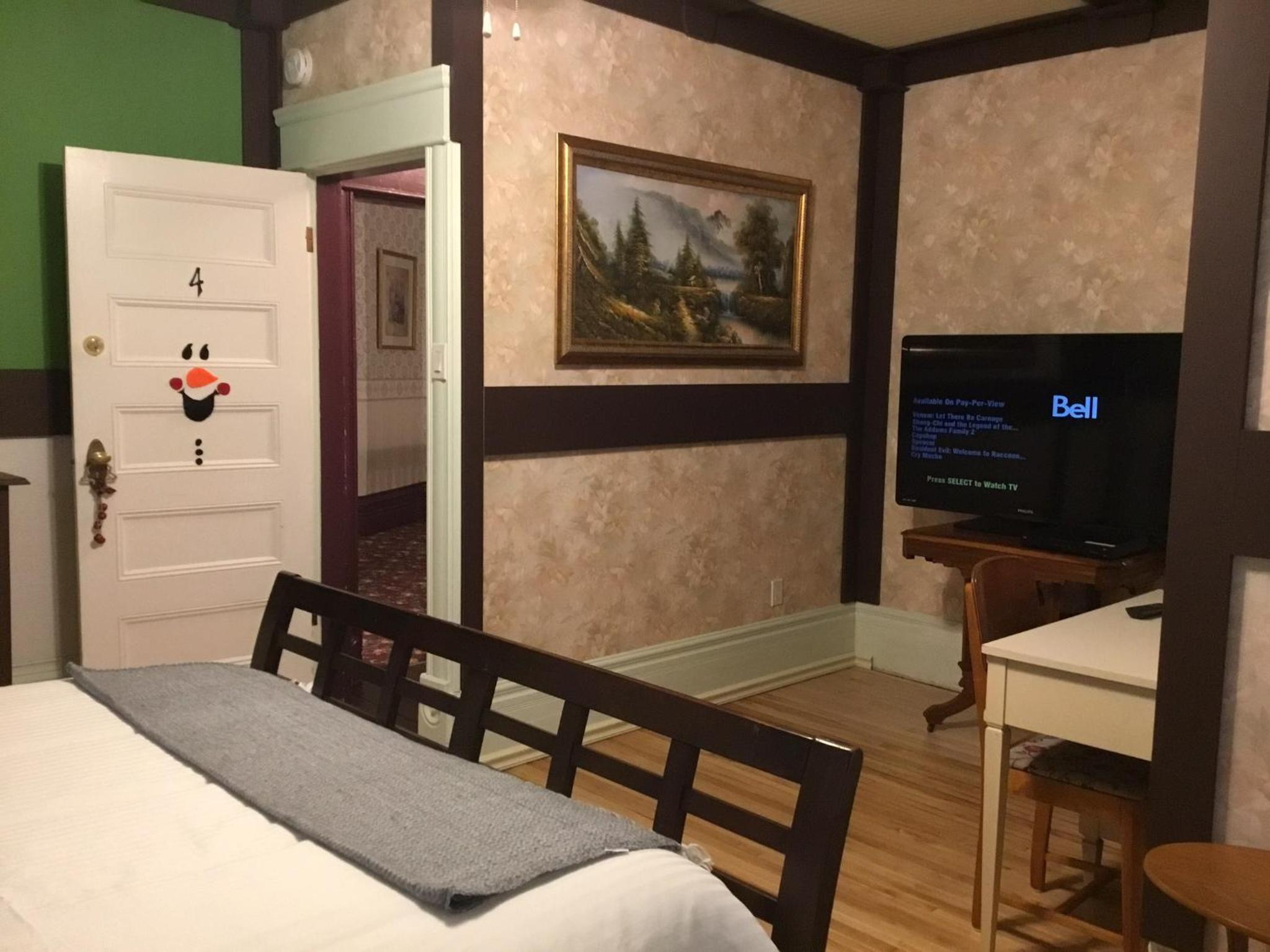 Marmora and Lake Inn and Victorian Diner