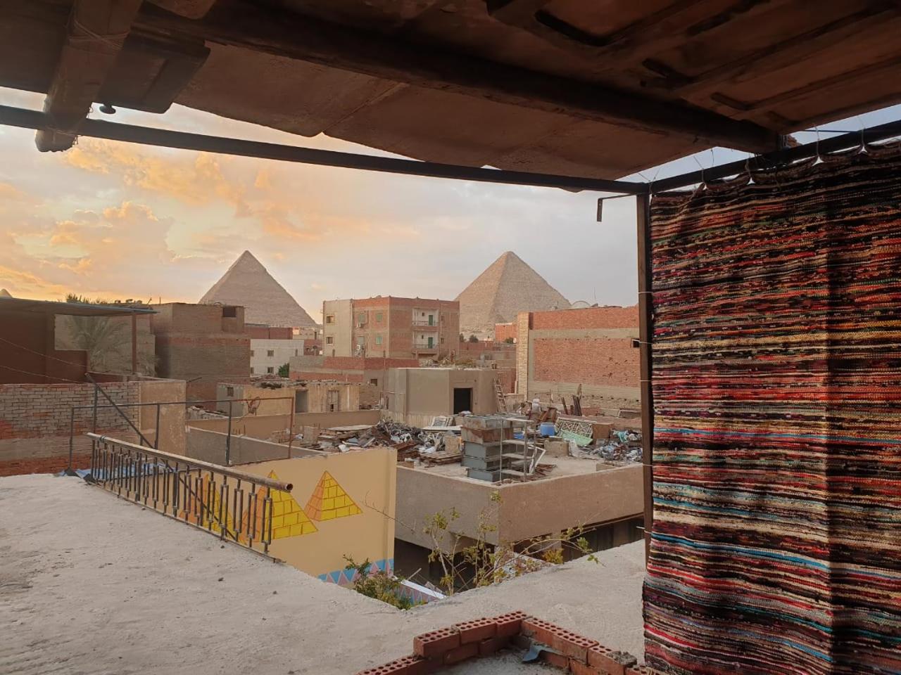 Jana Pyramids view inn