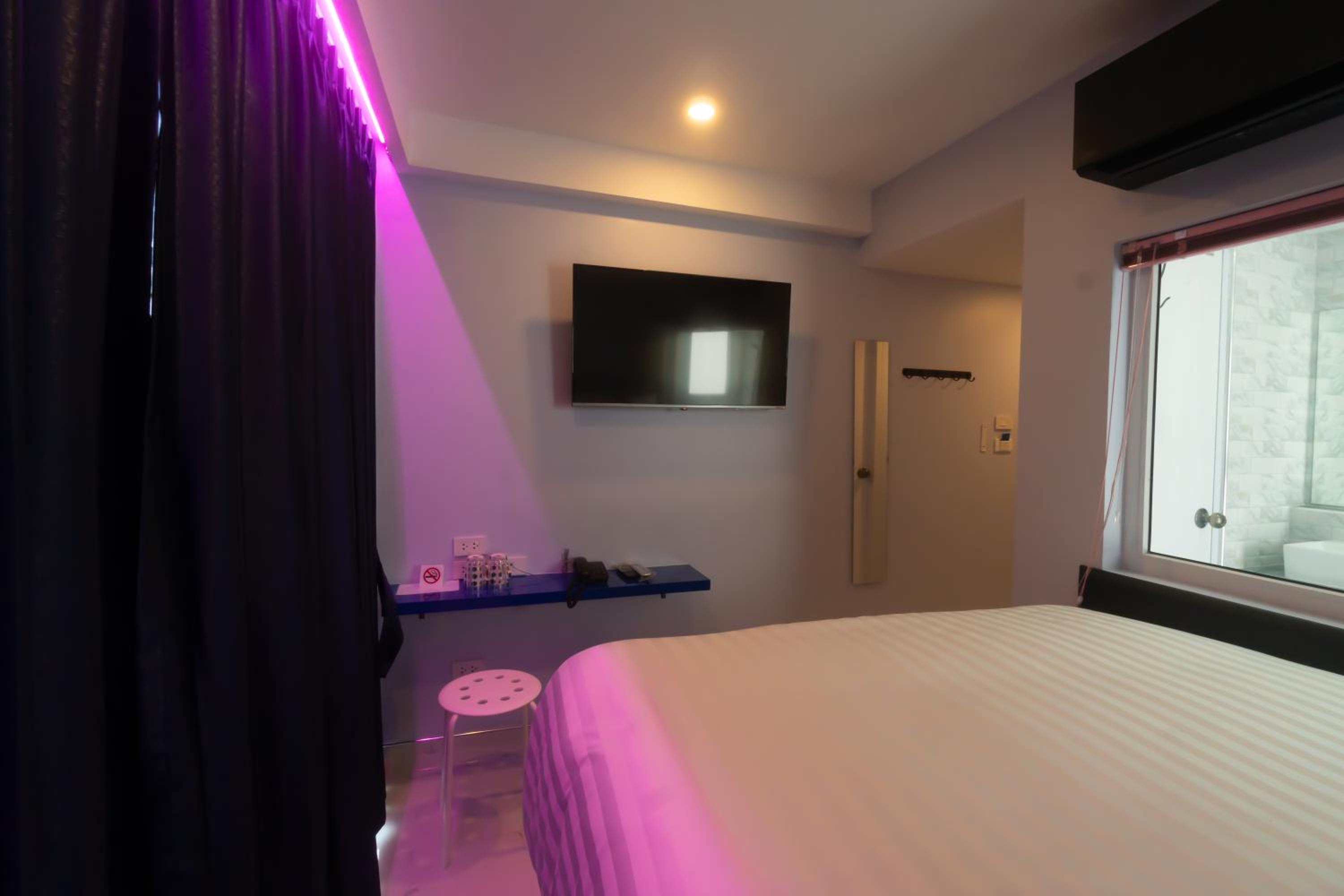 Spark Hotel - MRT Queen Sirikit - SHA Extra Plus Certified