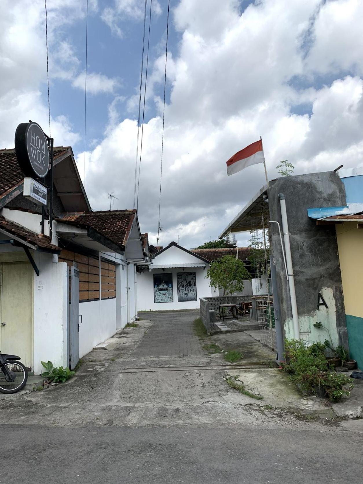 Recharge Cafe & Garasi Homestay