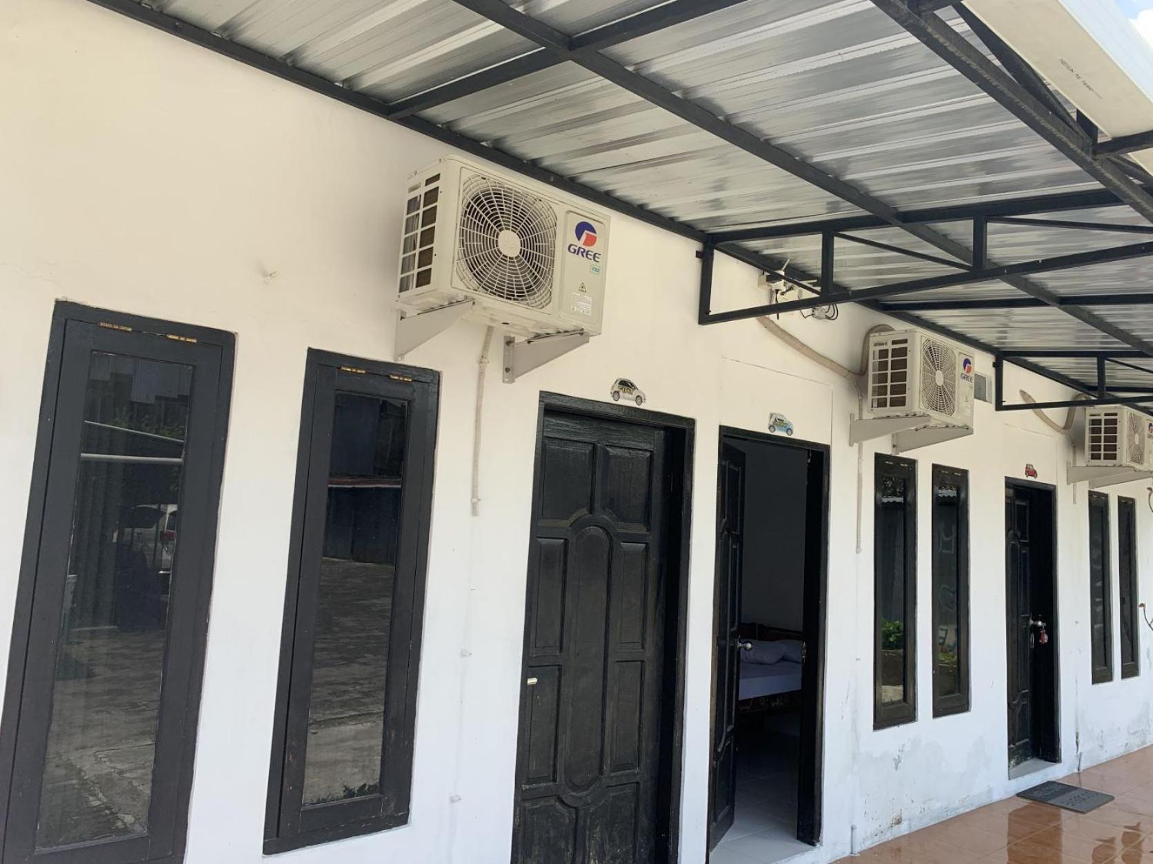 Recharge Cafe & Garasi Homestay