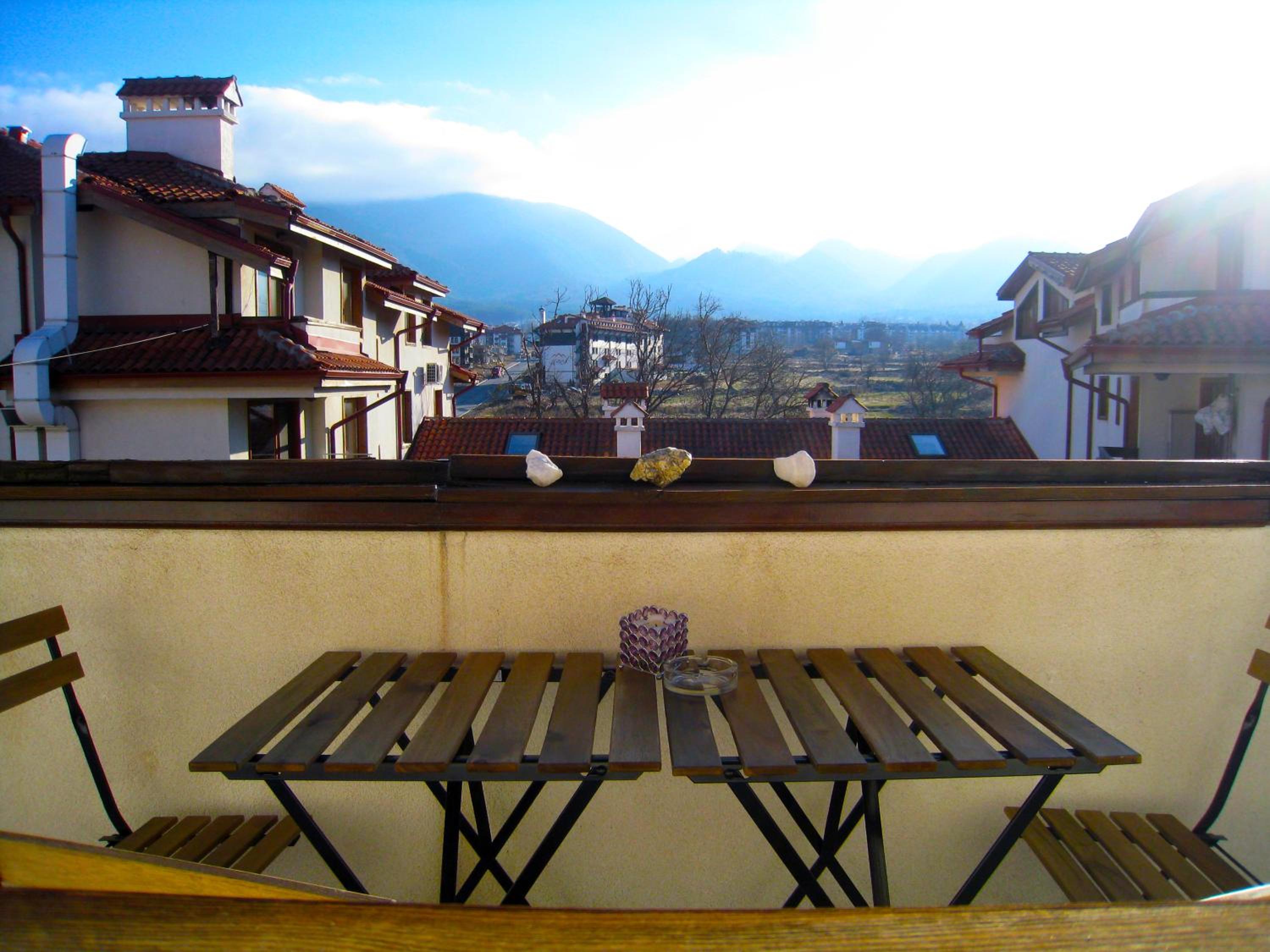 Solar nest with fireplace and mountain view - near ski lift and center