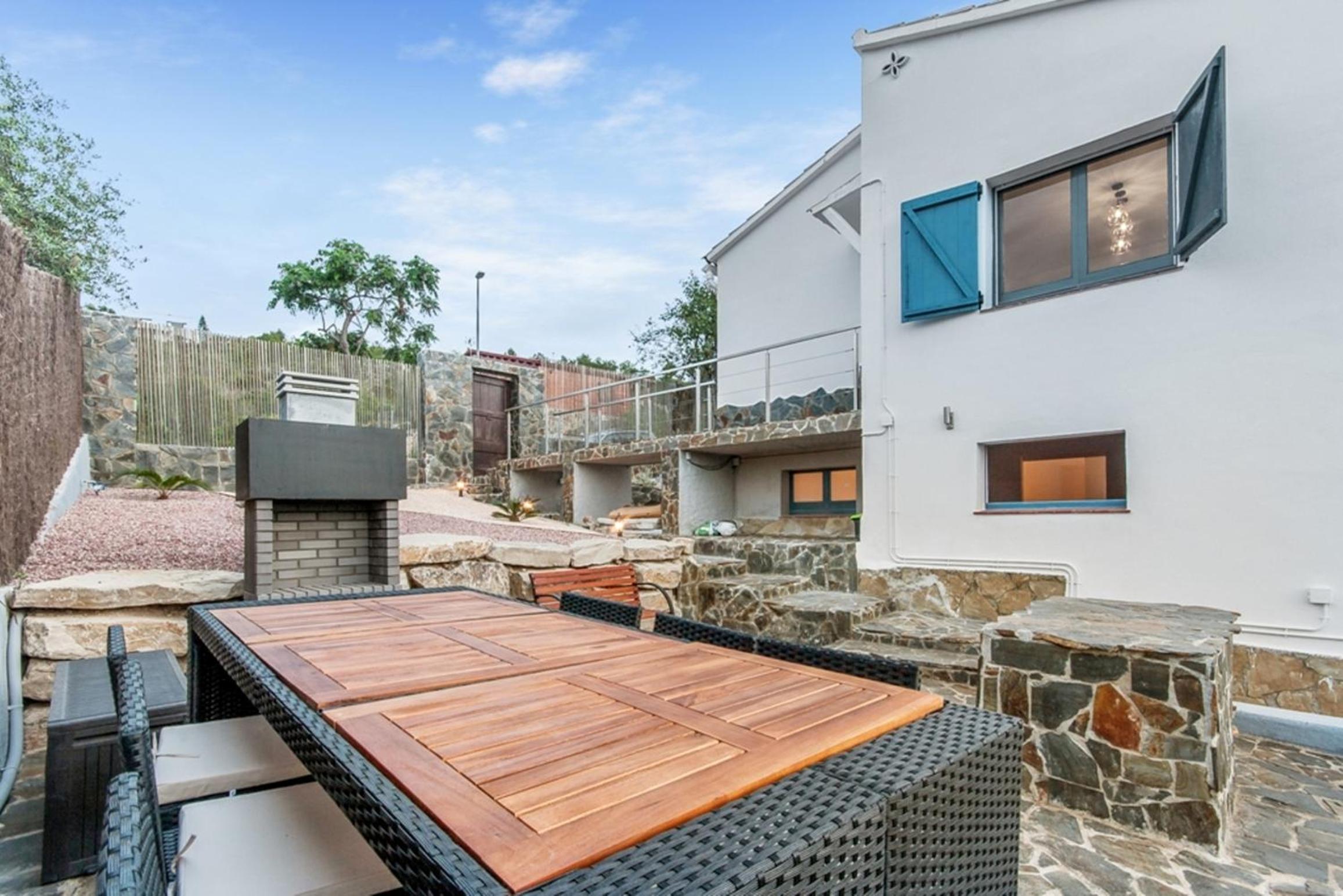 Paradise Silvia, Detached villa with private pool near Sitges view 3