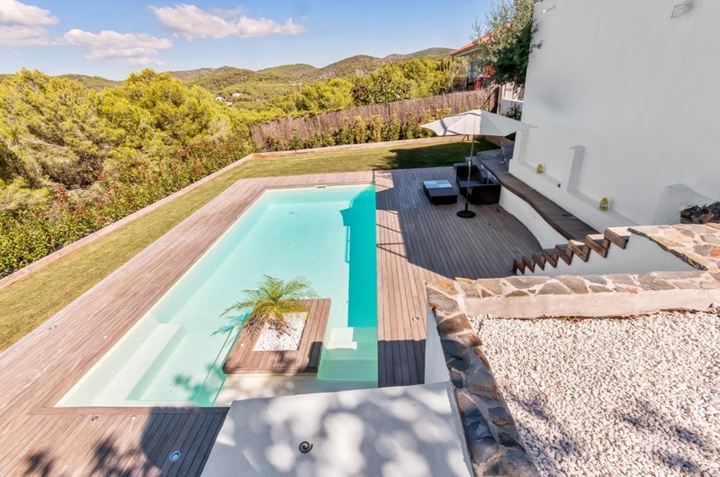 Paradise Silvia, Detached villa with private pool near Sitges view 4
