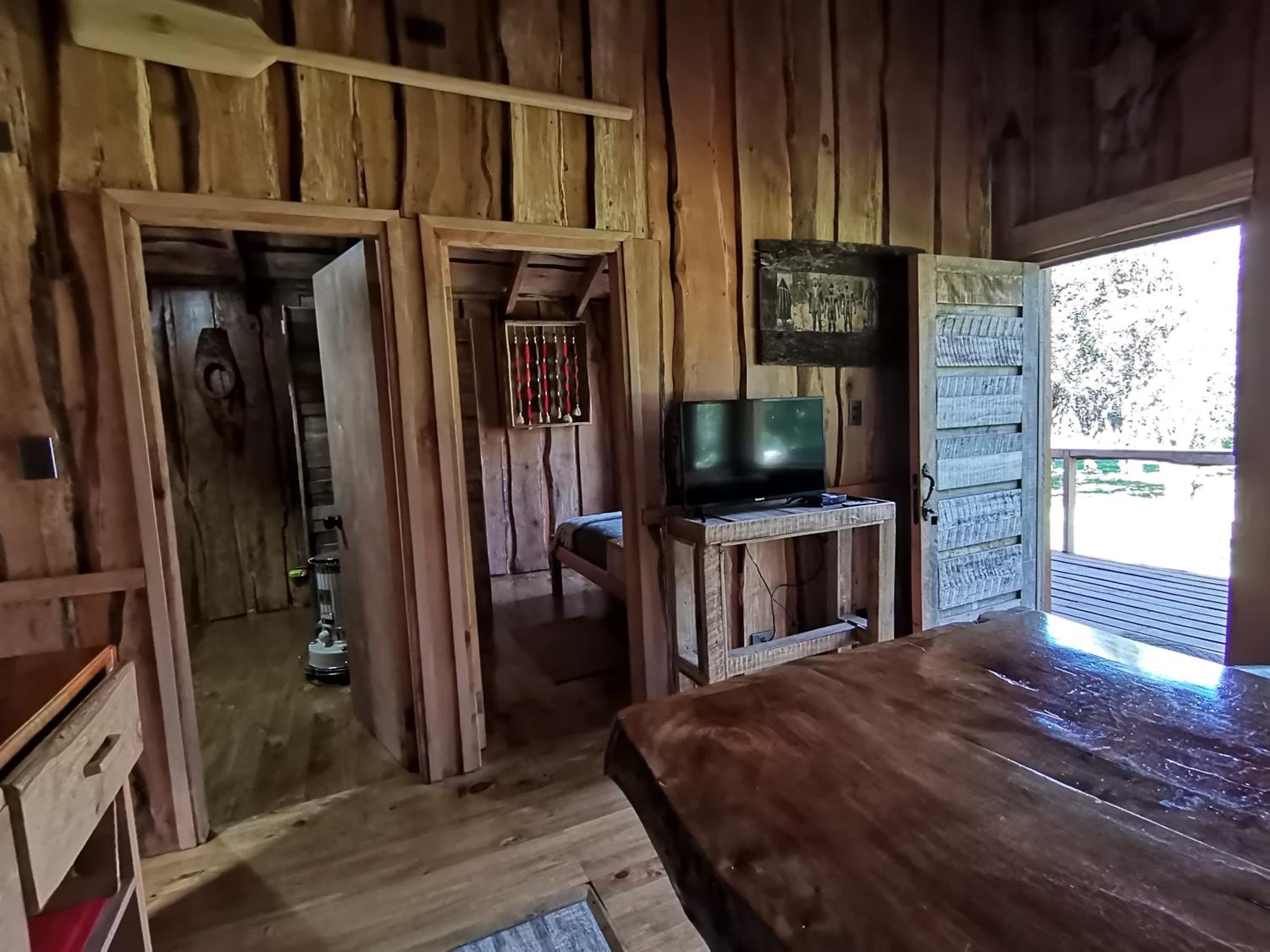 Wonderful rustic cabin 2, with native logs, on the banks of the Trancura River
