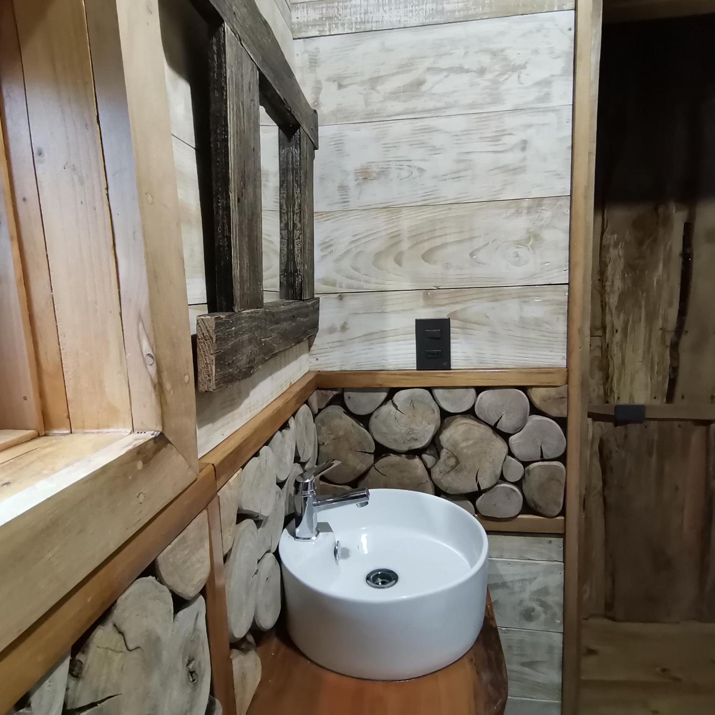 Wonderful rustic cabin 2, with native logs, on the banks of the Trancura River