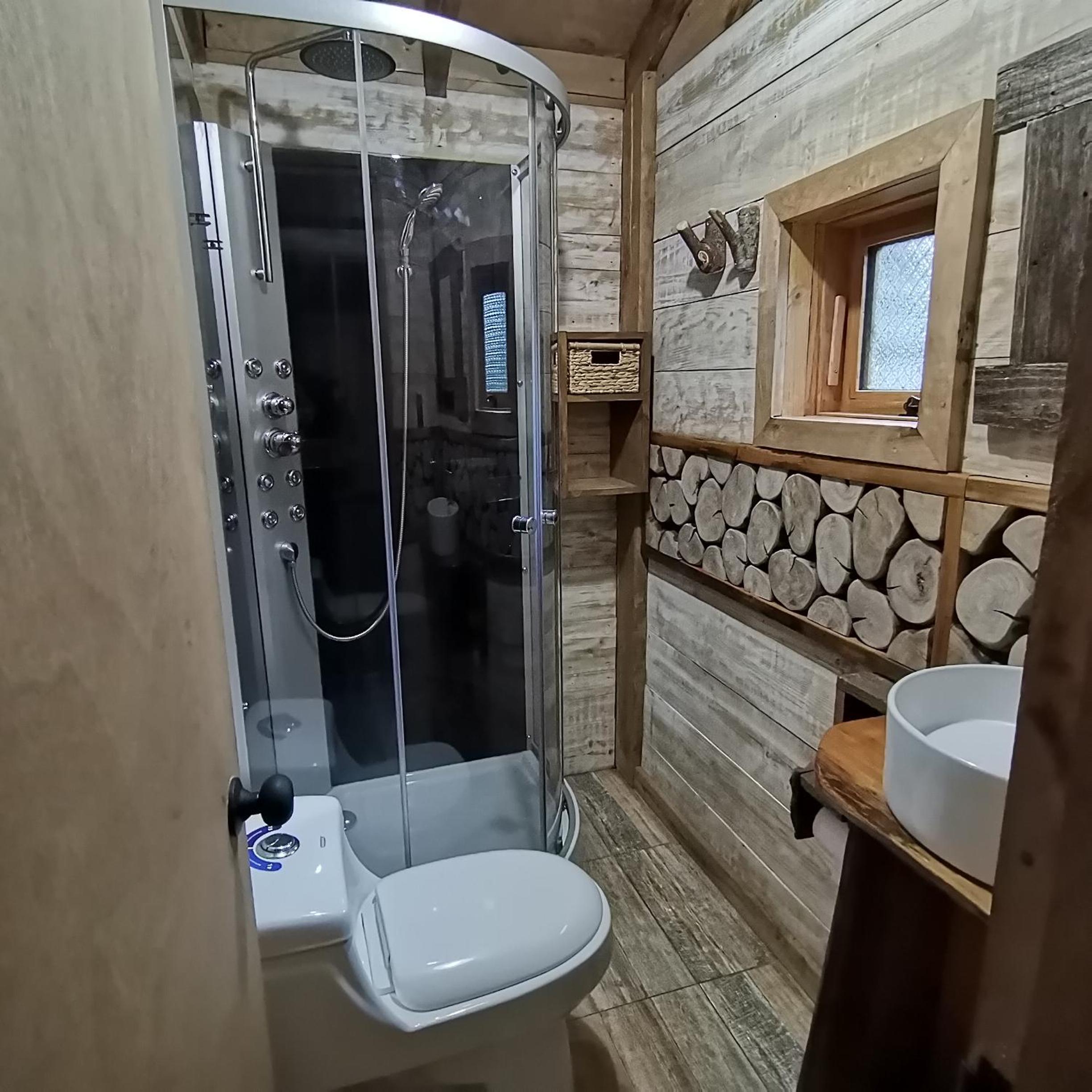 Wonderful rustic cabin 2, with native logs, on the banks of the Trancura River