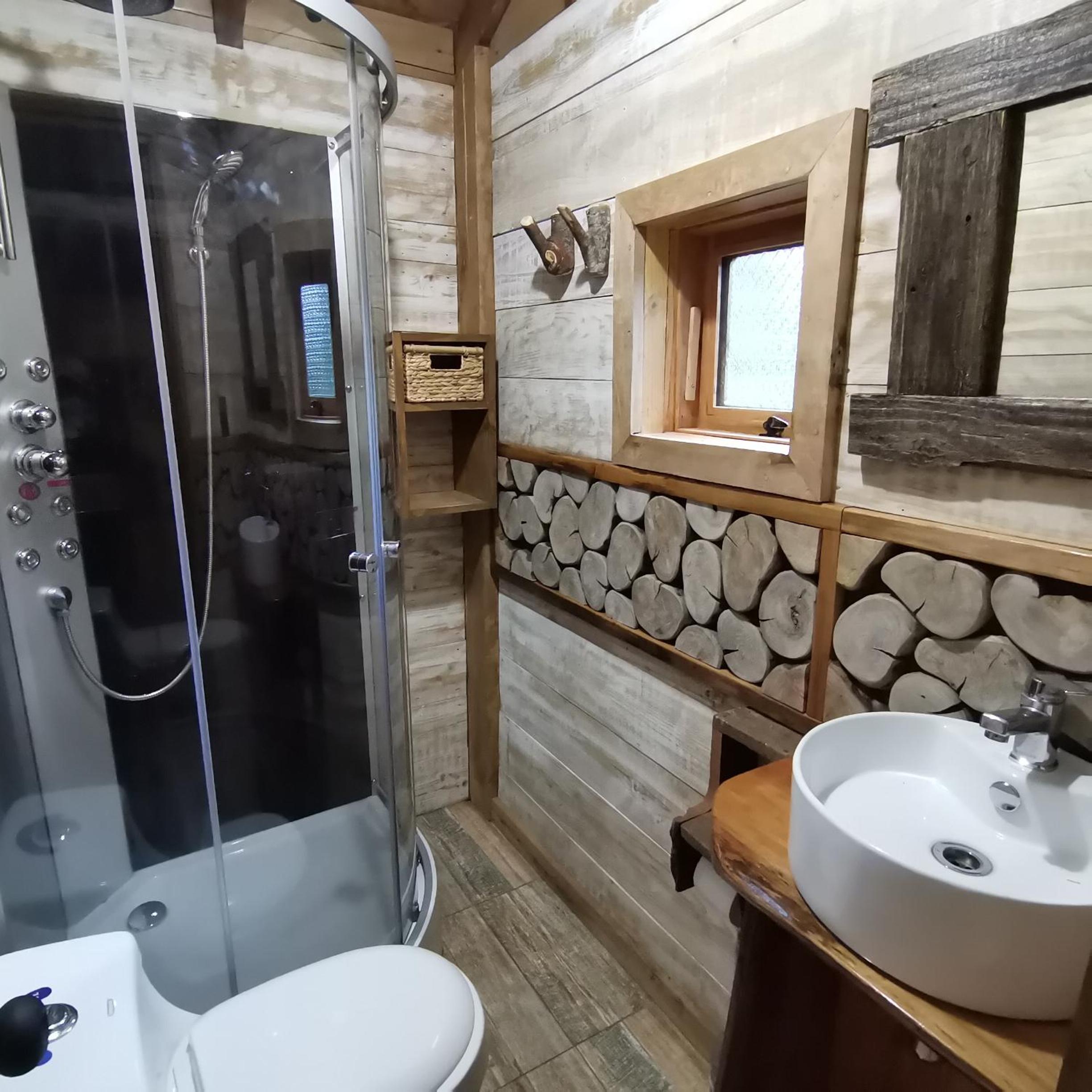 Wonderful rustic cabin 2, with native logs, on the banks of the Trancura River