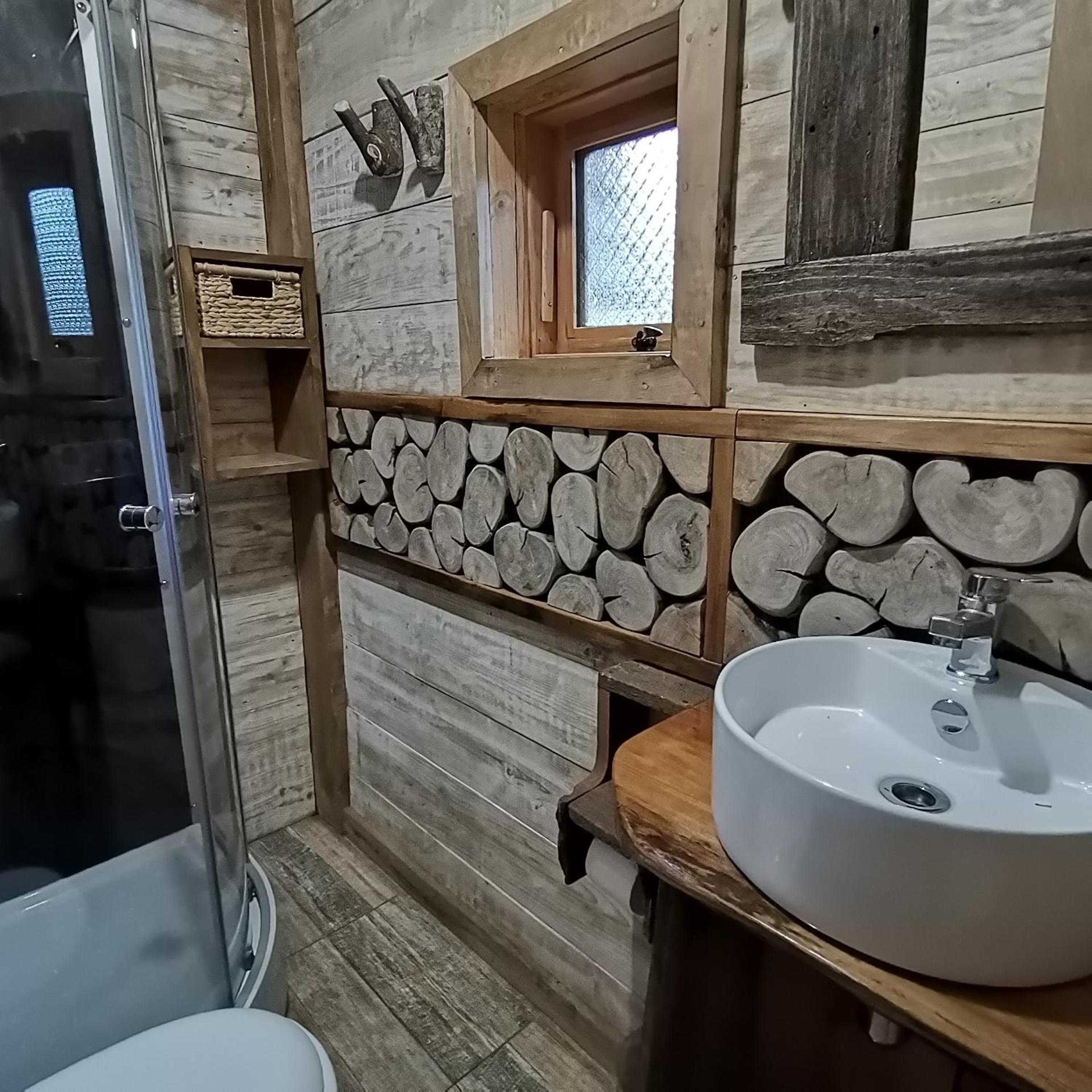 Wonderful rustic cabin 2, with native logs, on the banks of the Trancura River