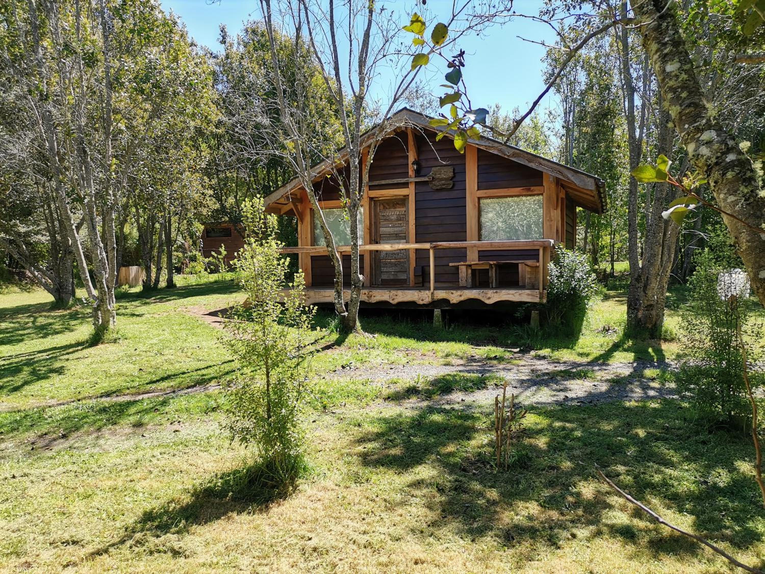 Wonderful rustic cabin 2, with native logs, on the banks of the Trancura River