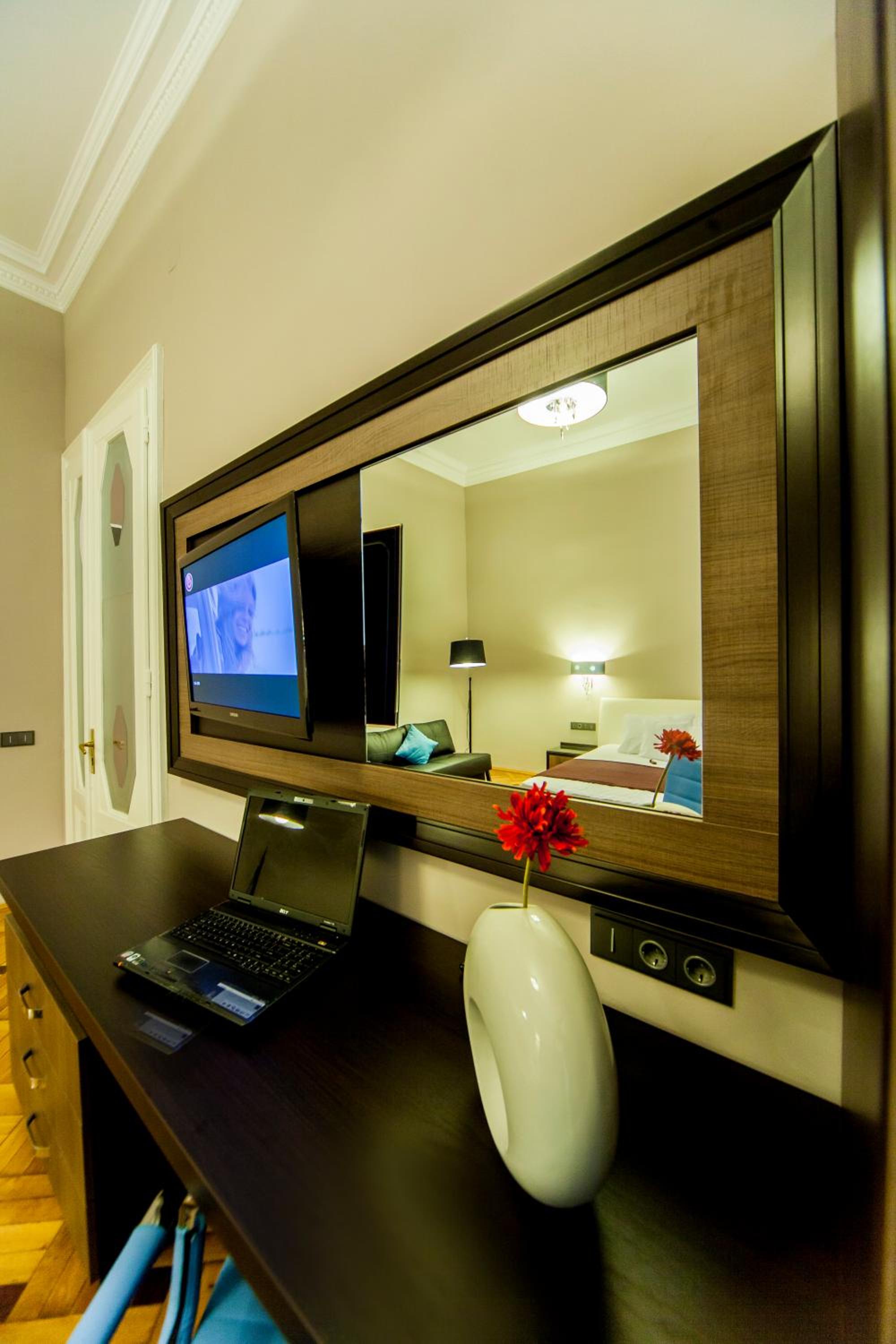 Matei Corvin Deluxe Apartment