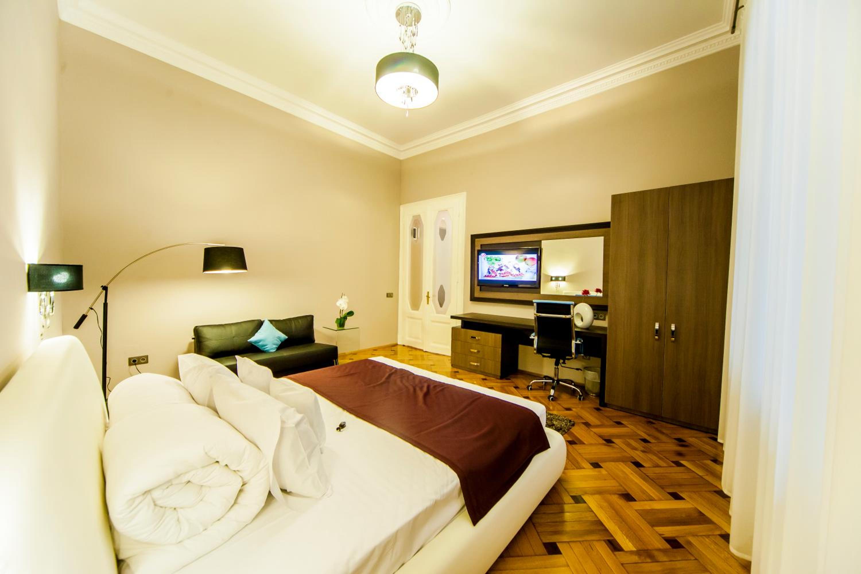 Matei Corvin Deluxe Apartment