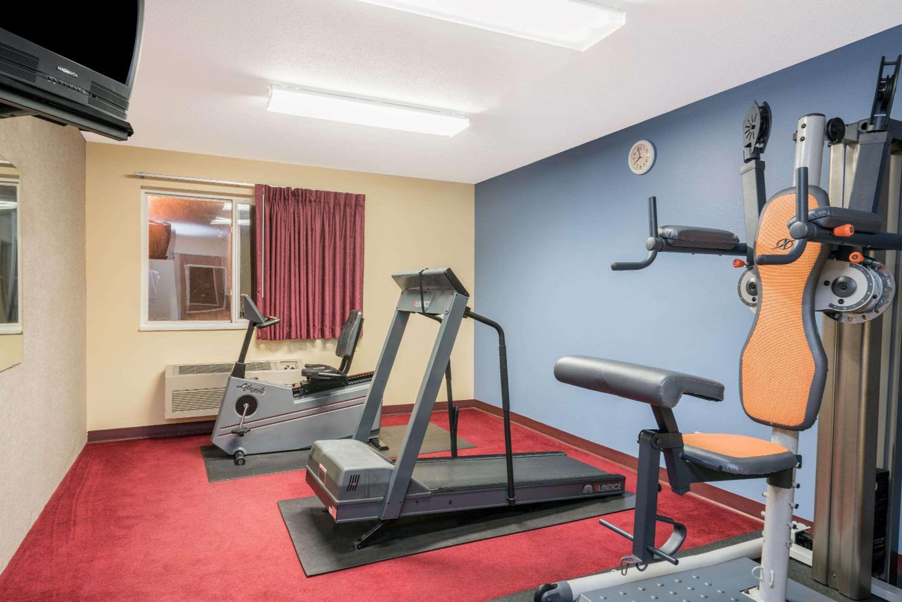 Days Inn by Wyndham West-Eau Claire view 2