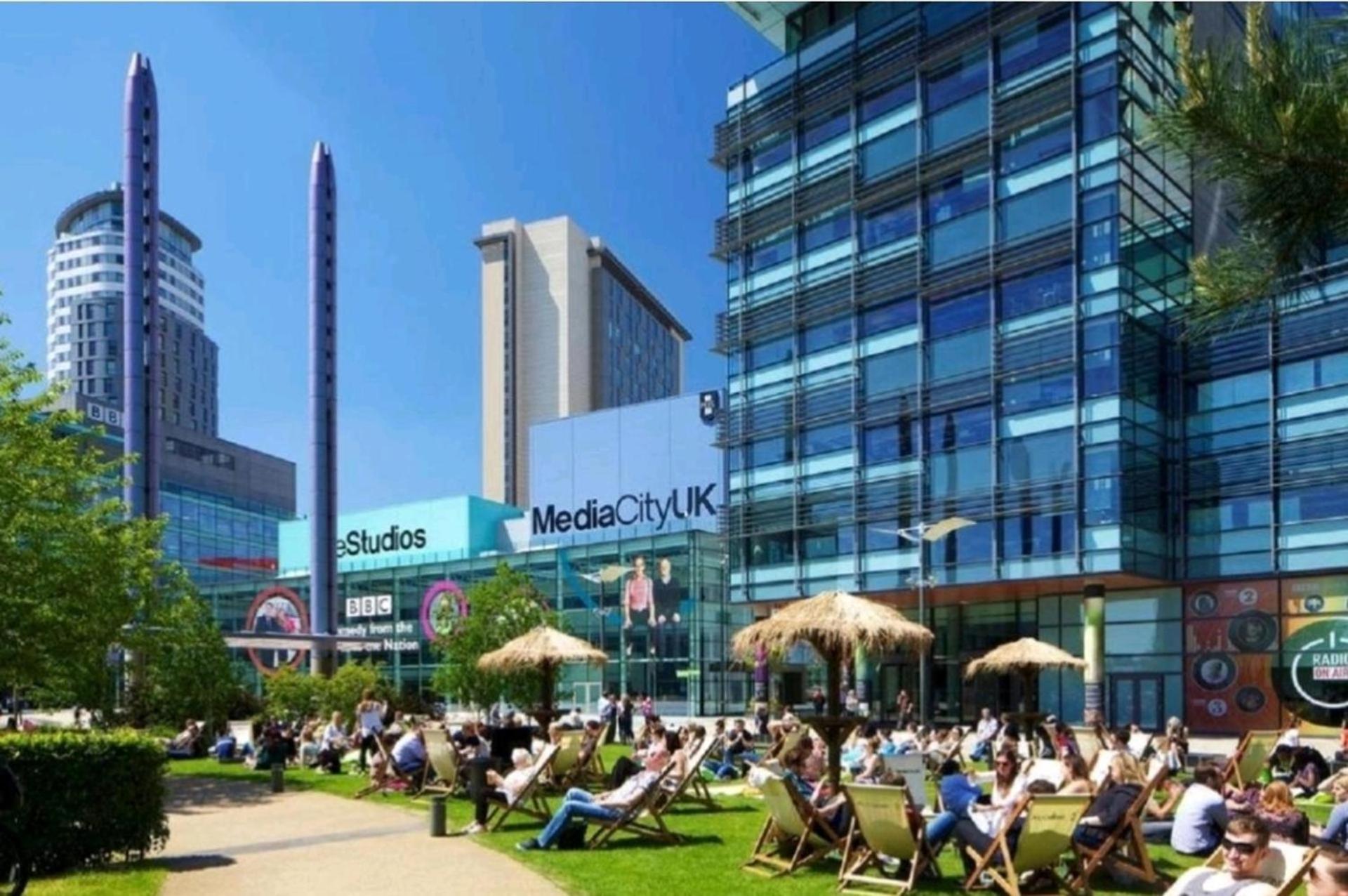 2 Bed Apartment Sleeps 4 with Free Parking view 2