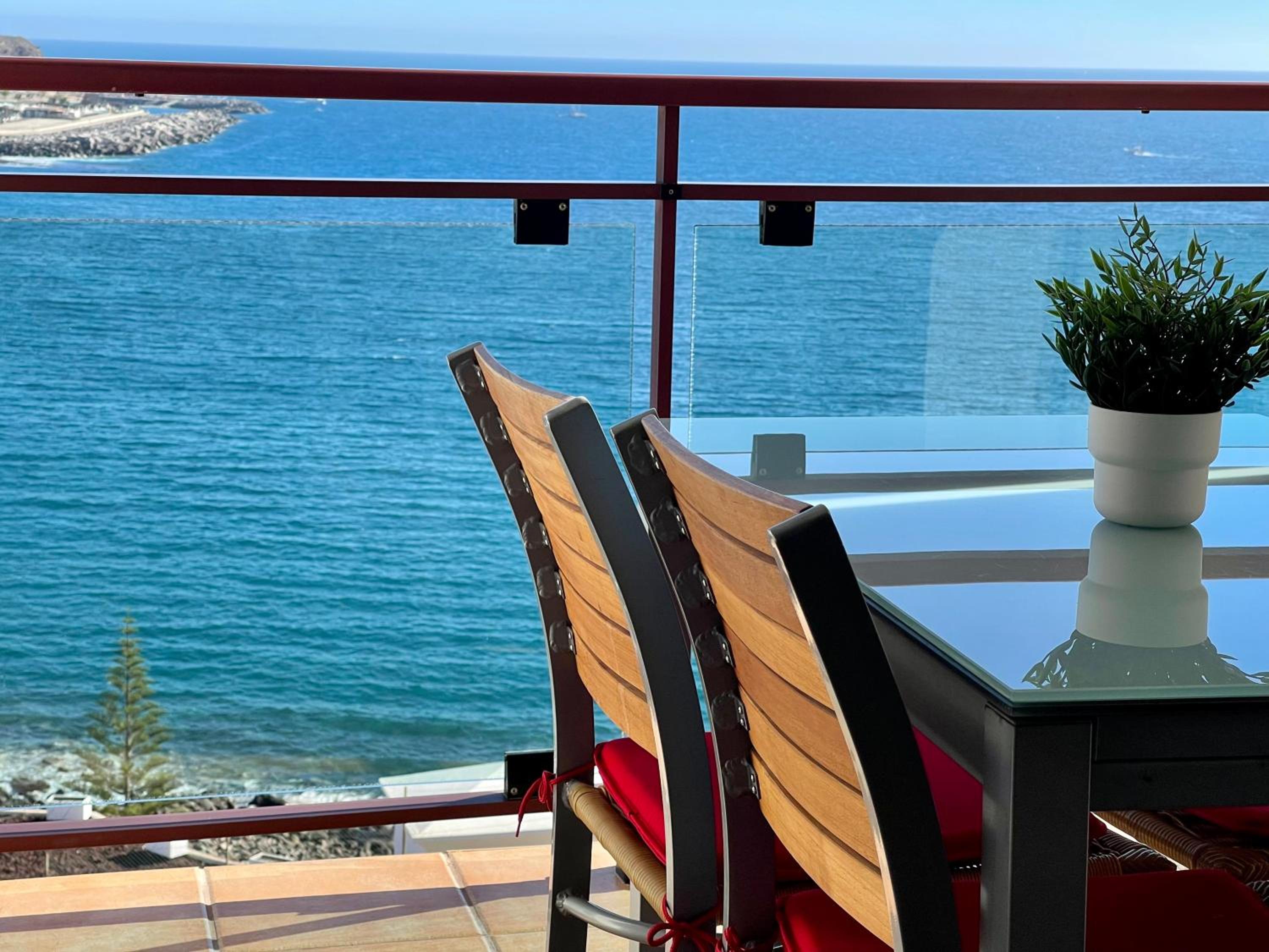 Hotel Su Eminencia - Sea View Apartment with Modern Comforts - Image 1