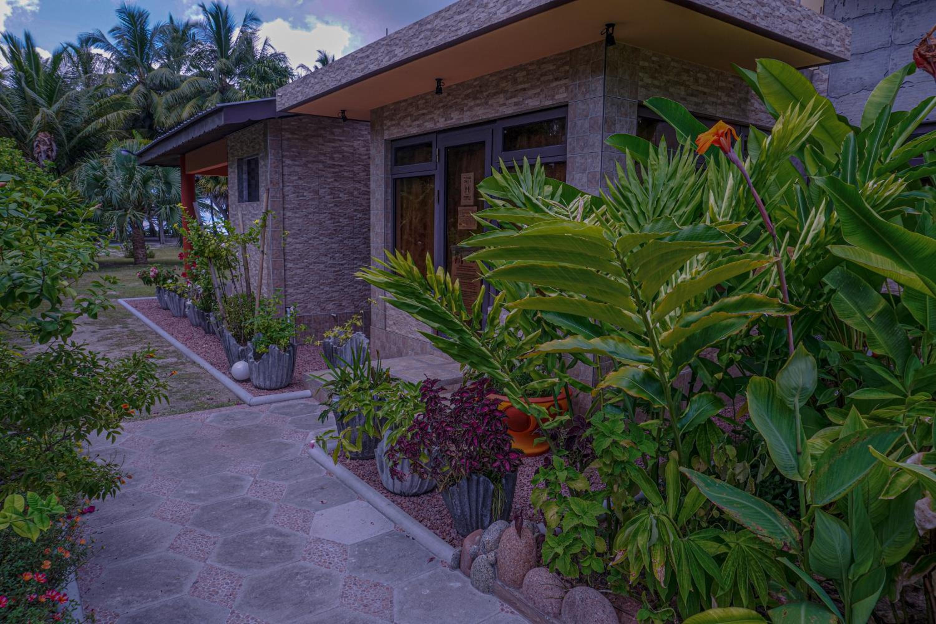 Anse Kerlan Beach Chalets