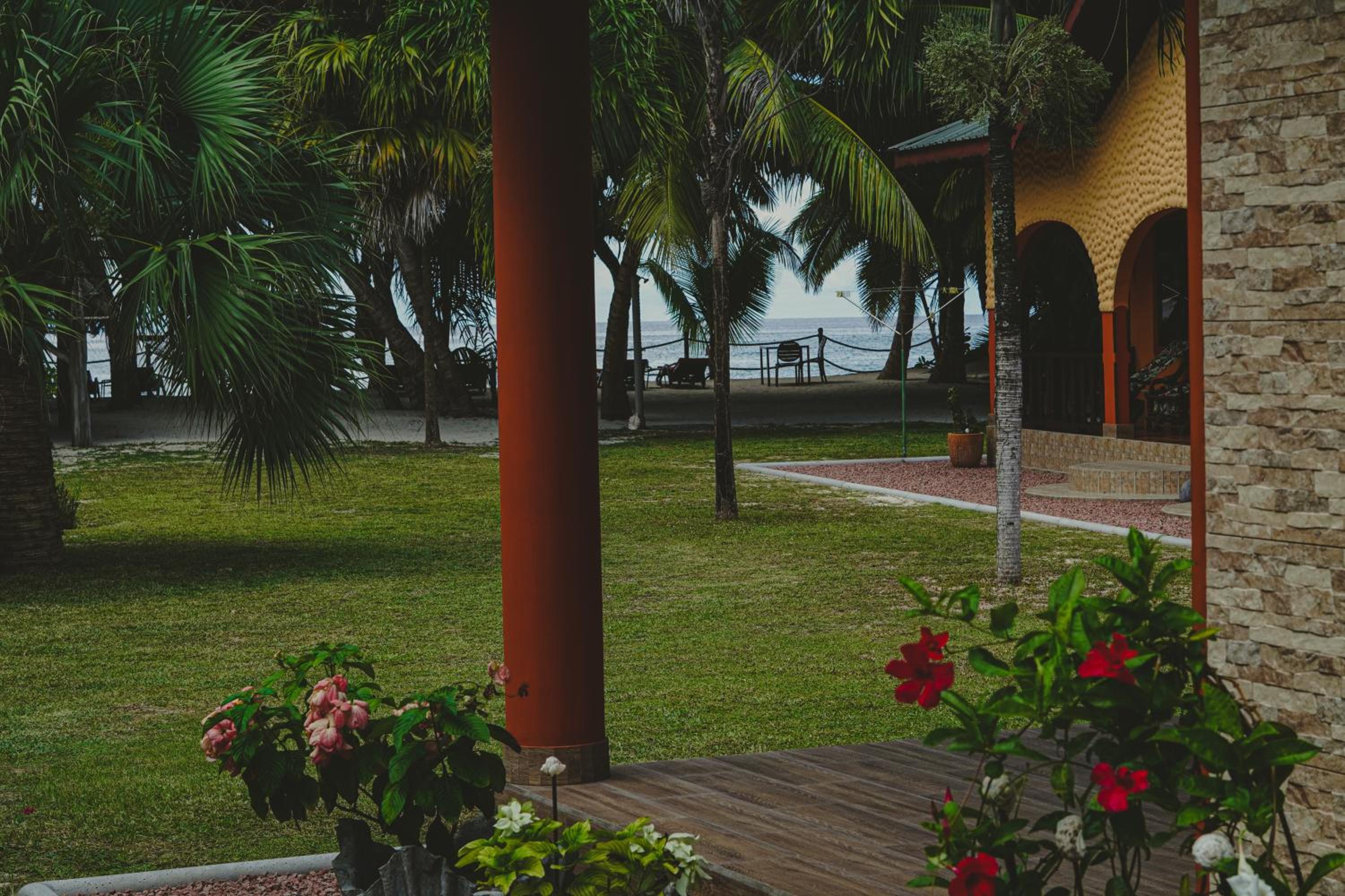 Anse Kerlan Beach Chalets