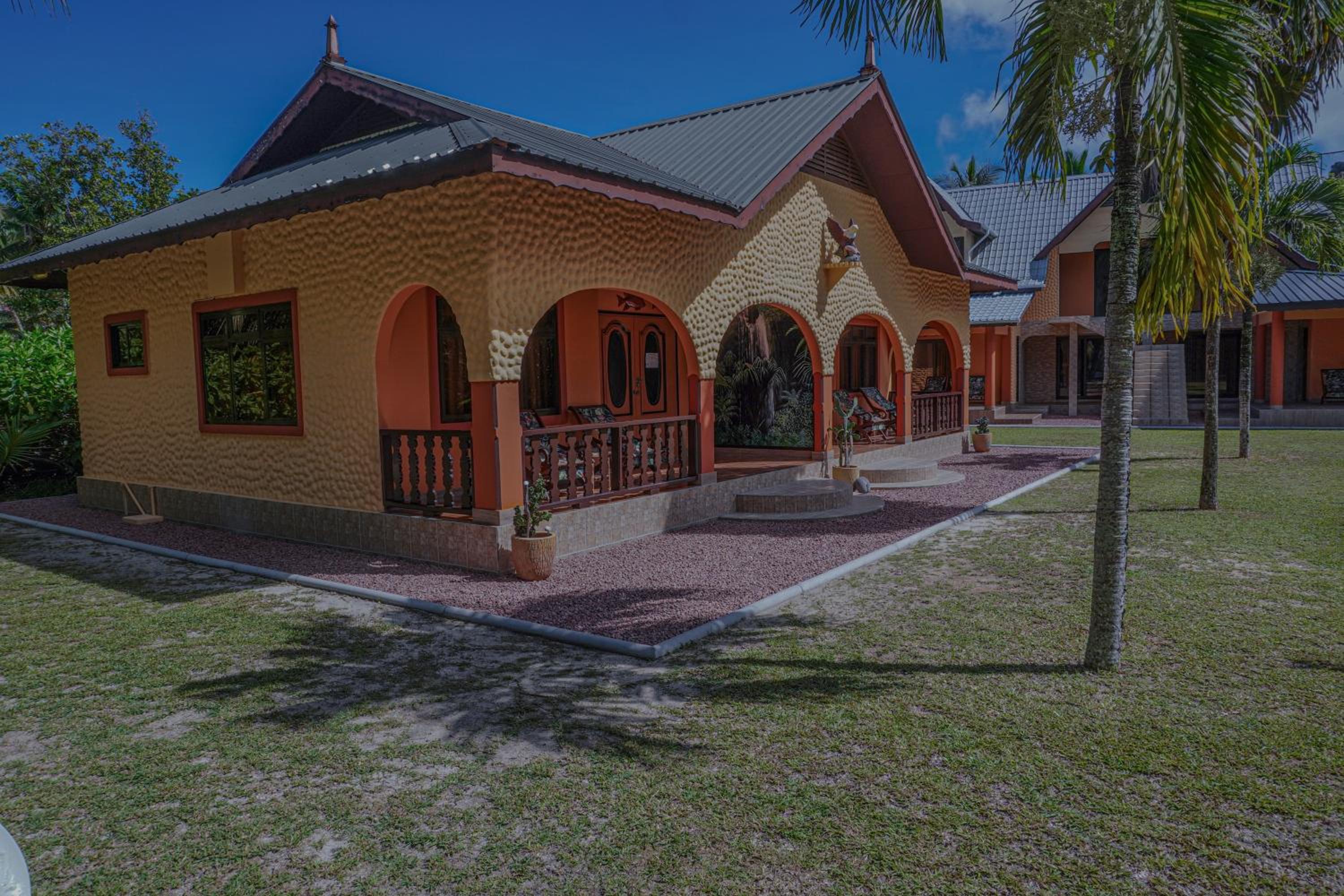 Anse Kerlan Beach Chalets