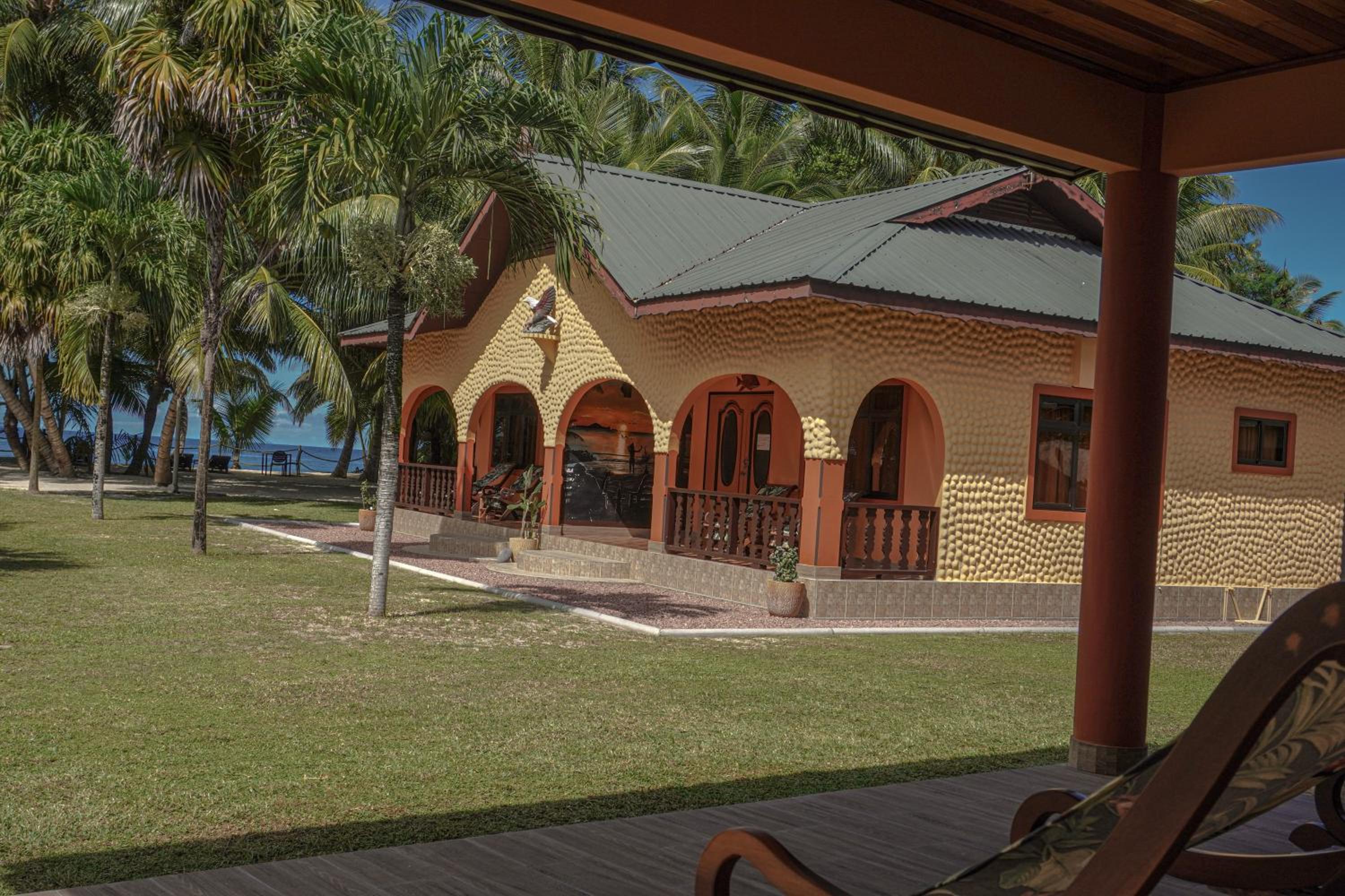 Anse Kerlan Beach Chalets