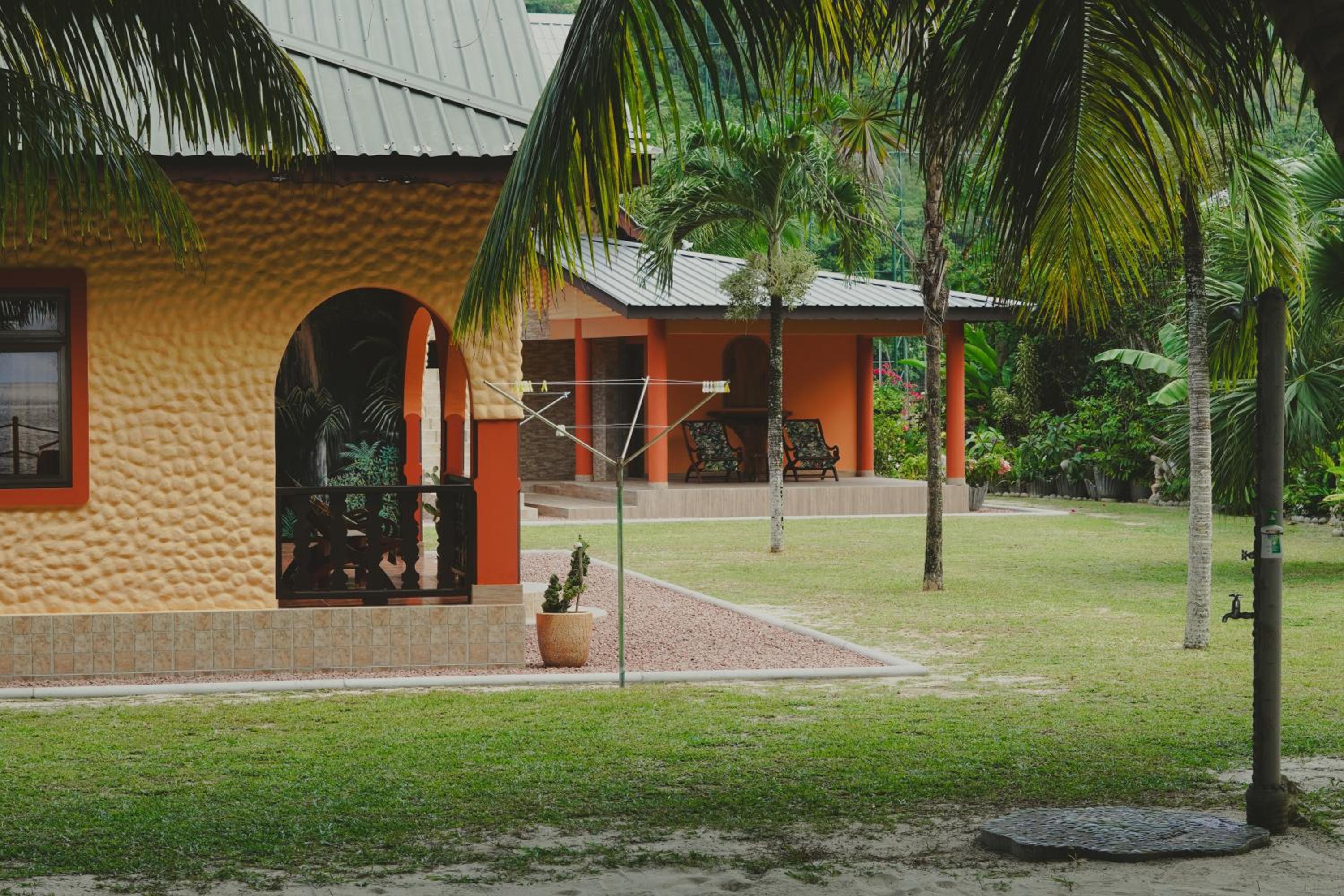 Anse Kerlan Beach Chalets