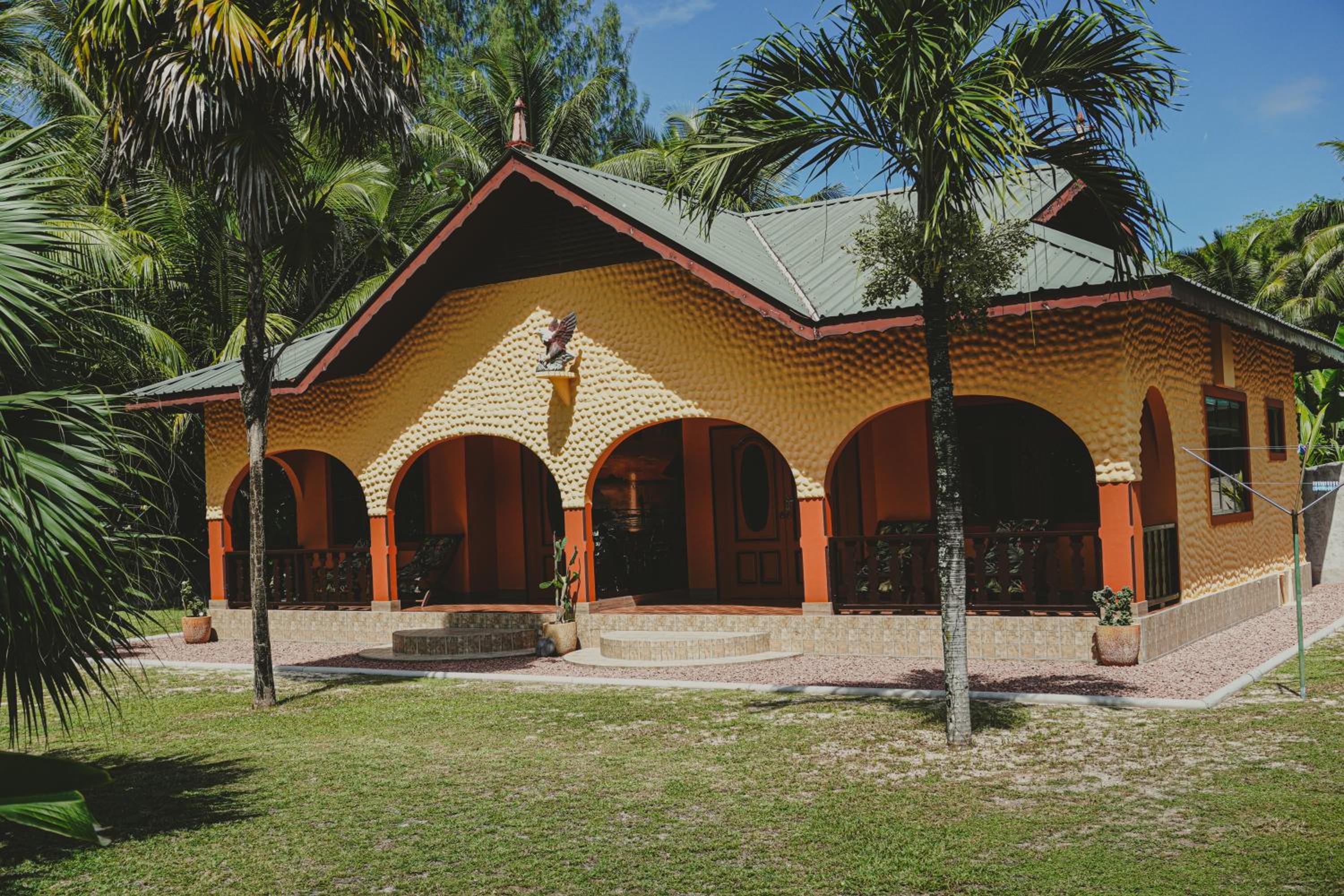 Anse Kerlan Beach Chalets