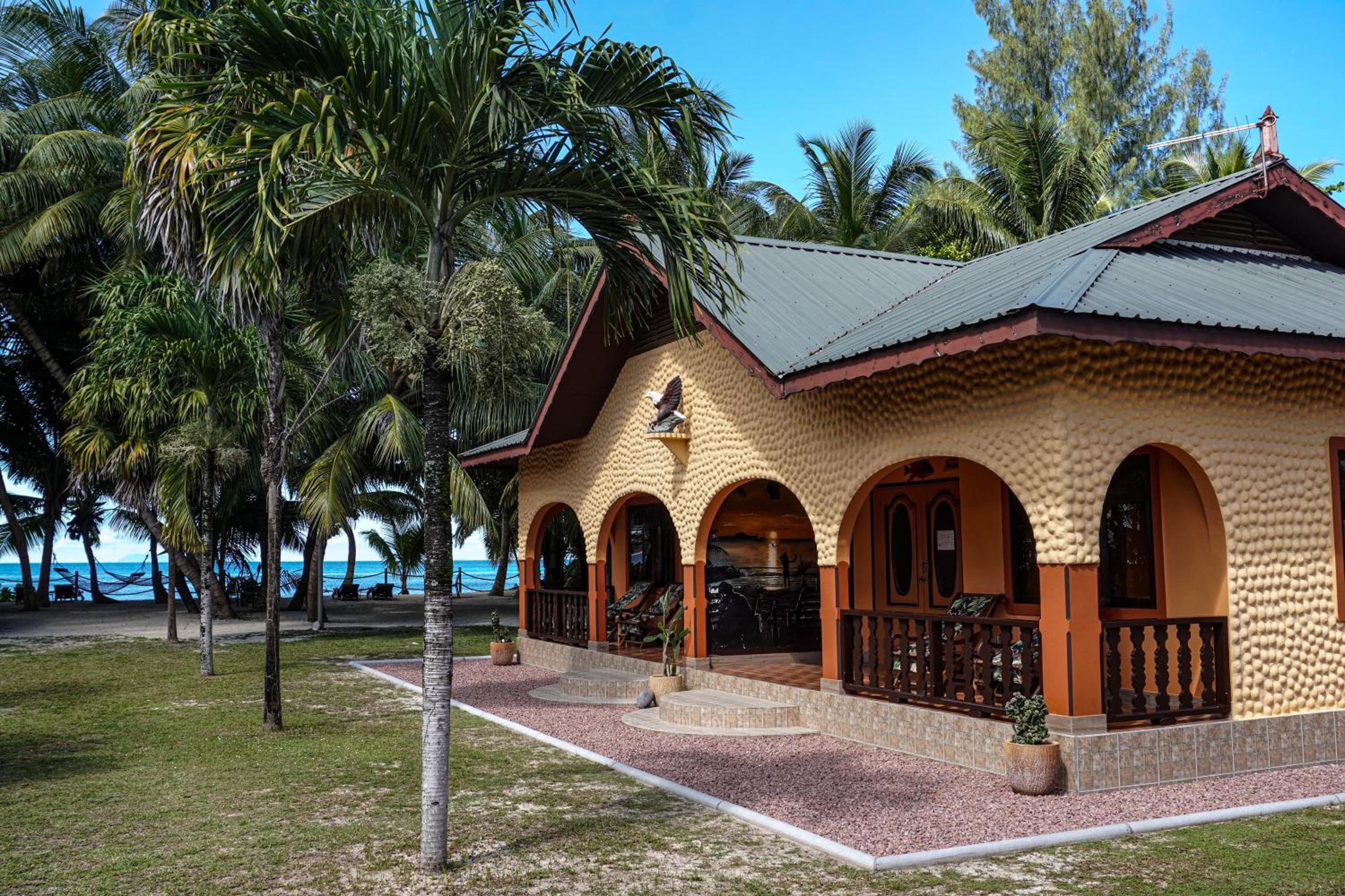 Anse Kerlan Beach Chalets
