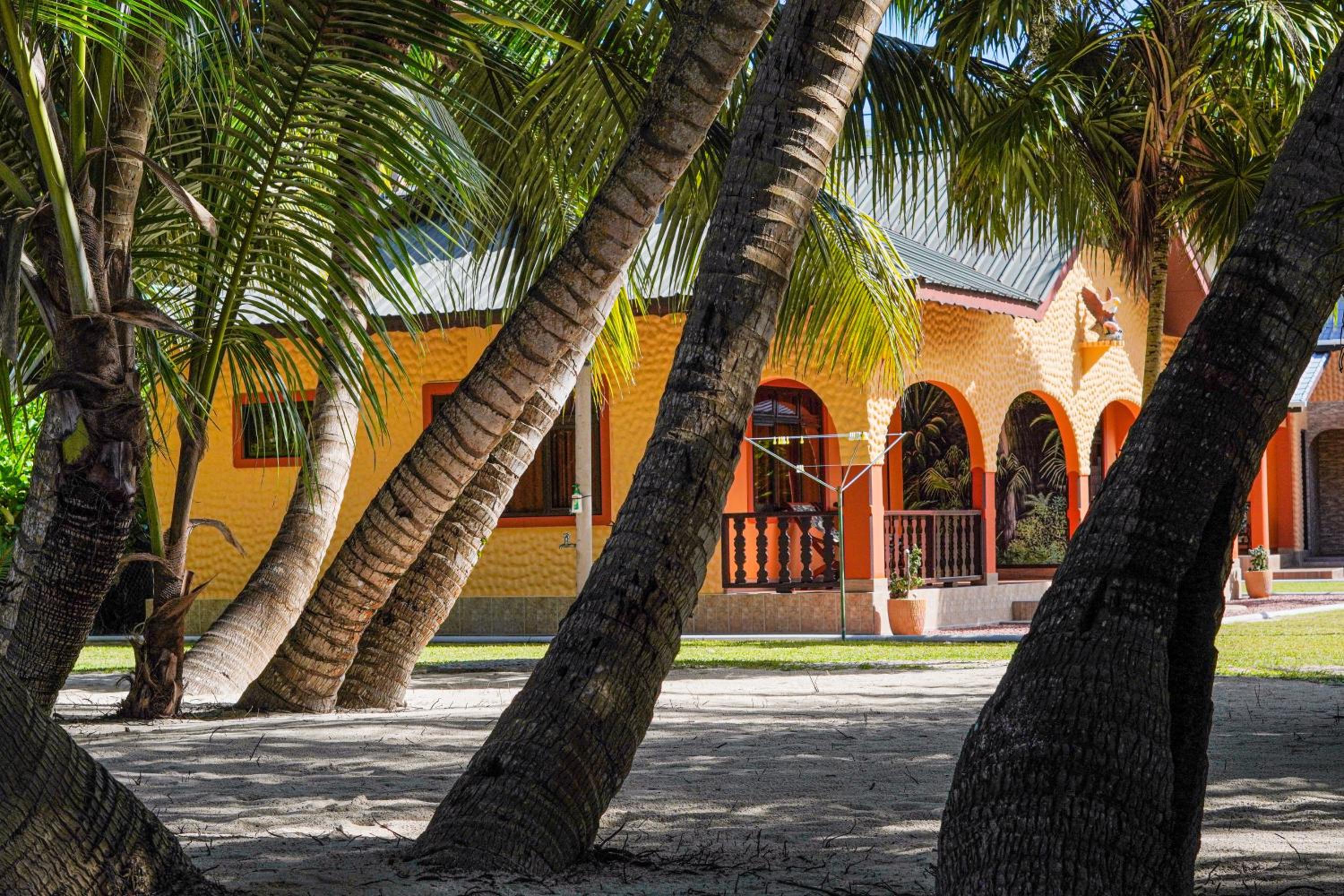 Anse Kerlan Beach Chalets
