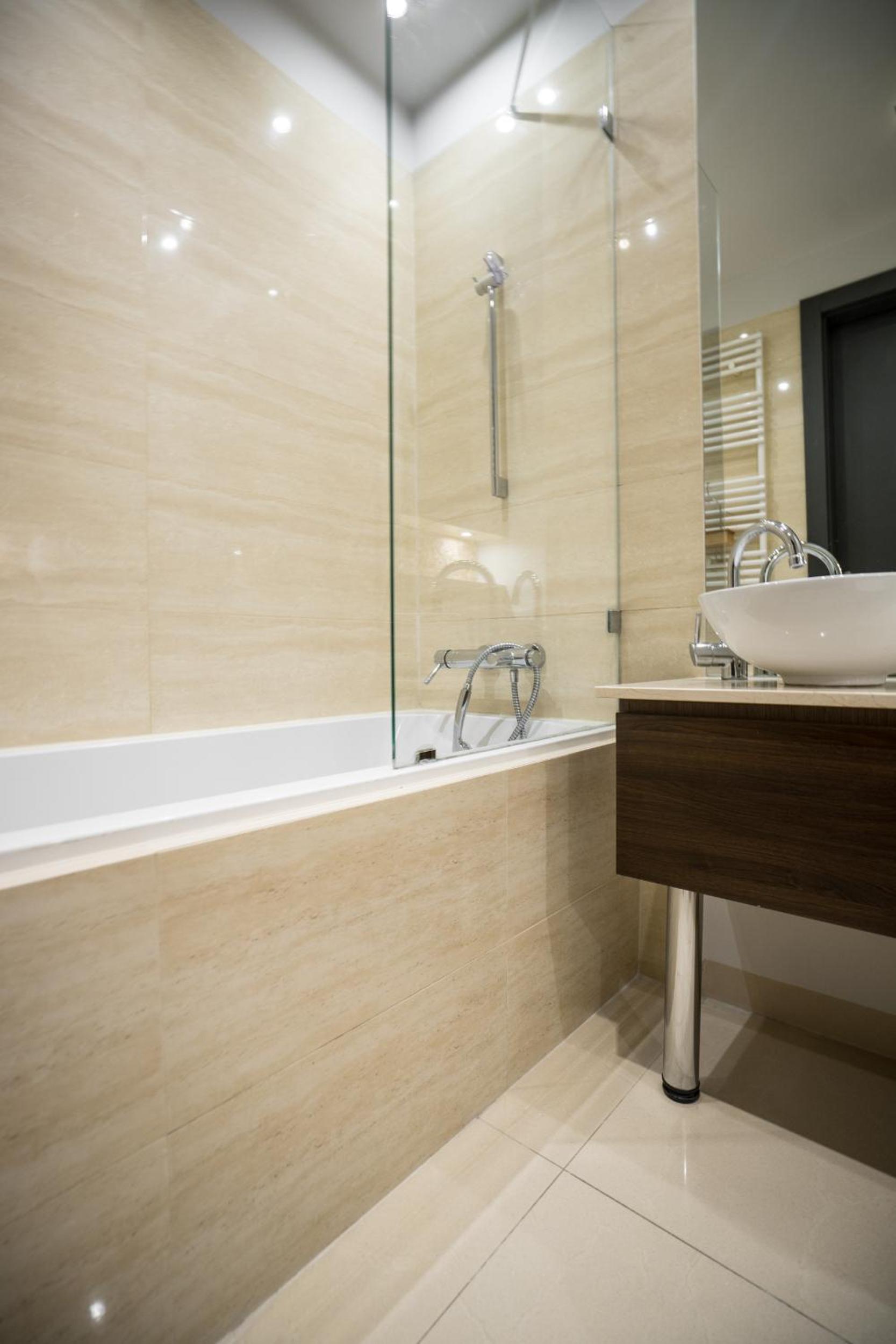 oompH Warsaw Central Luxurious Air-Conditioned Apartment with Balcony view 5