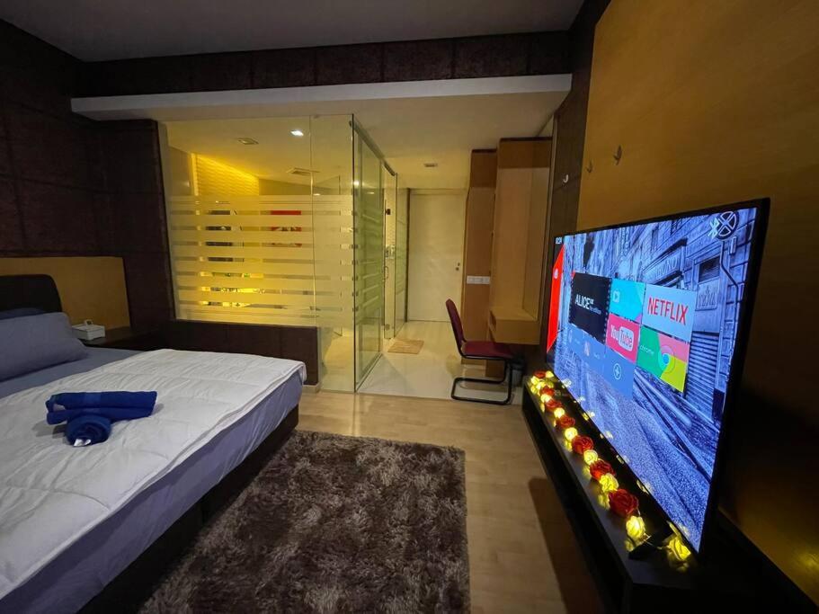 Private Jacuzzi Luxury Suite at KL City 184
