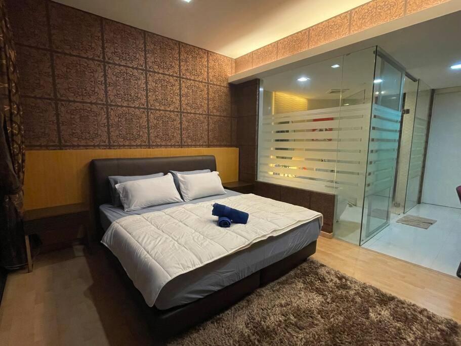 Private Jacuzzi Luxury Suite at KL City 184