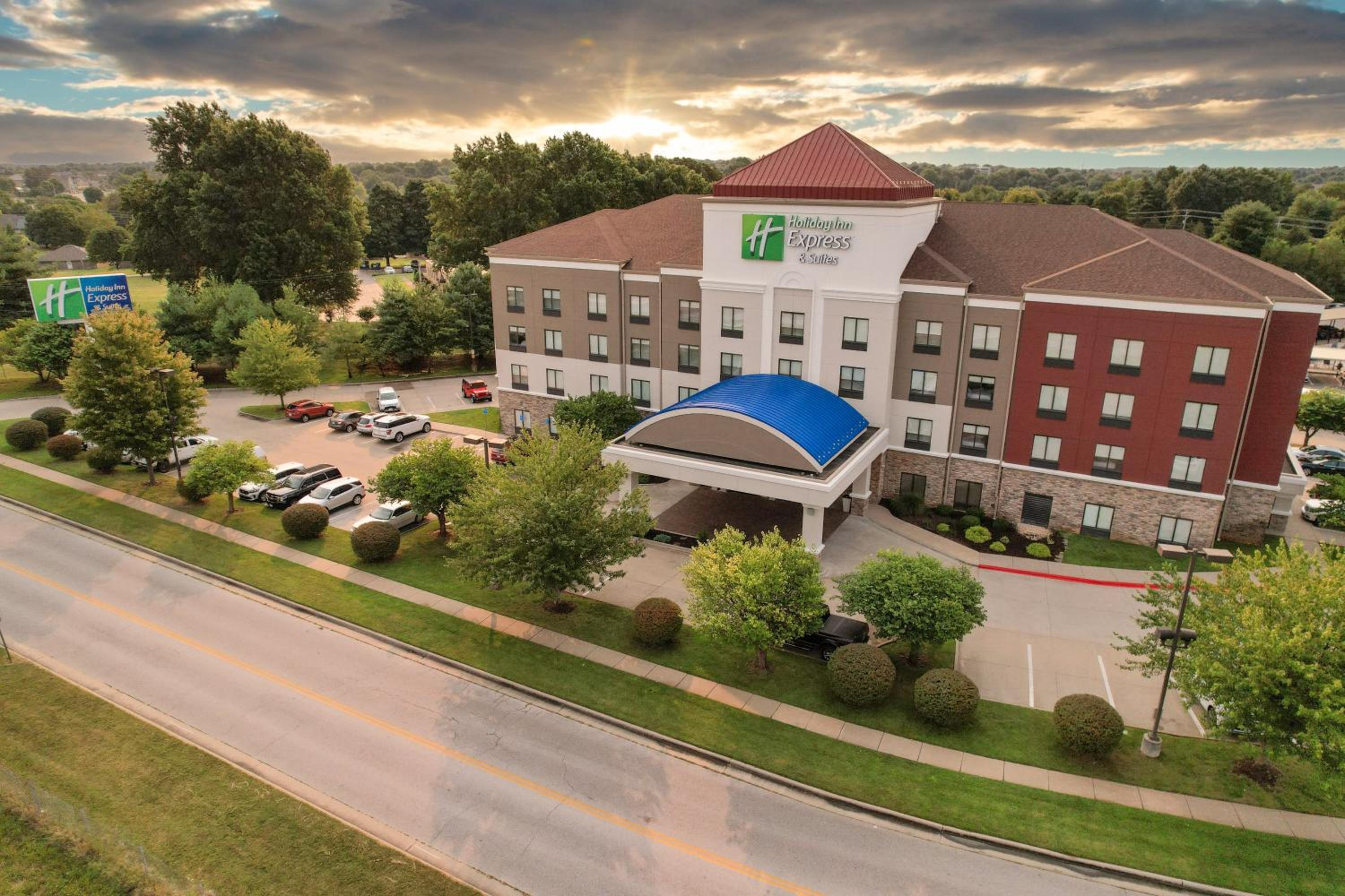 Hotel Holiday Inn Express and Suites Springfield Medical District, an IHG Hotel - Image 1