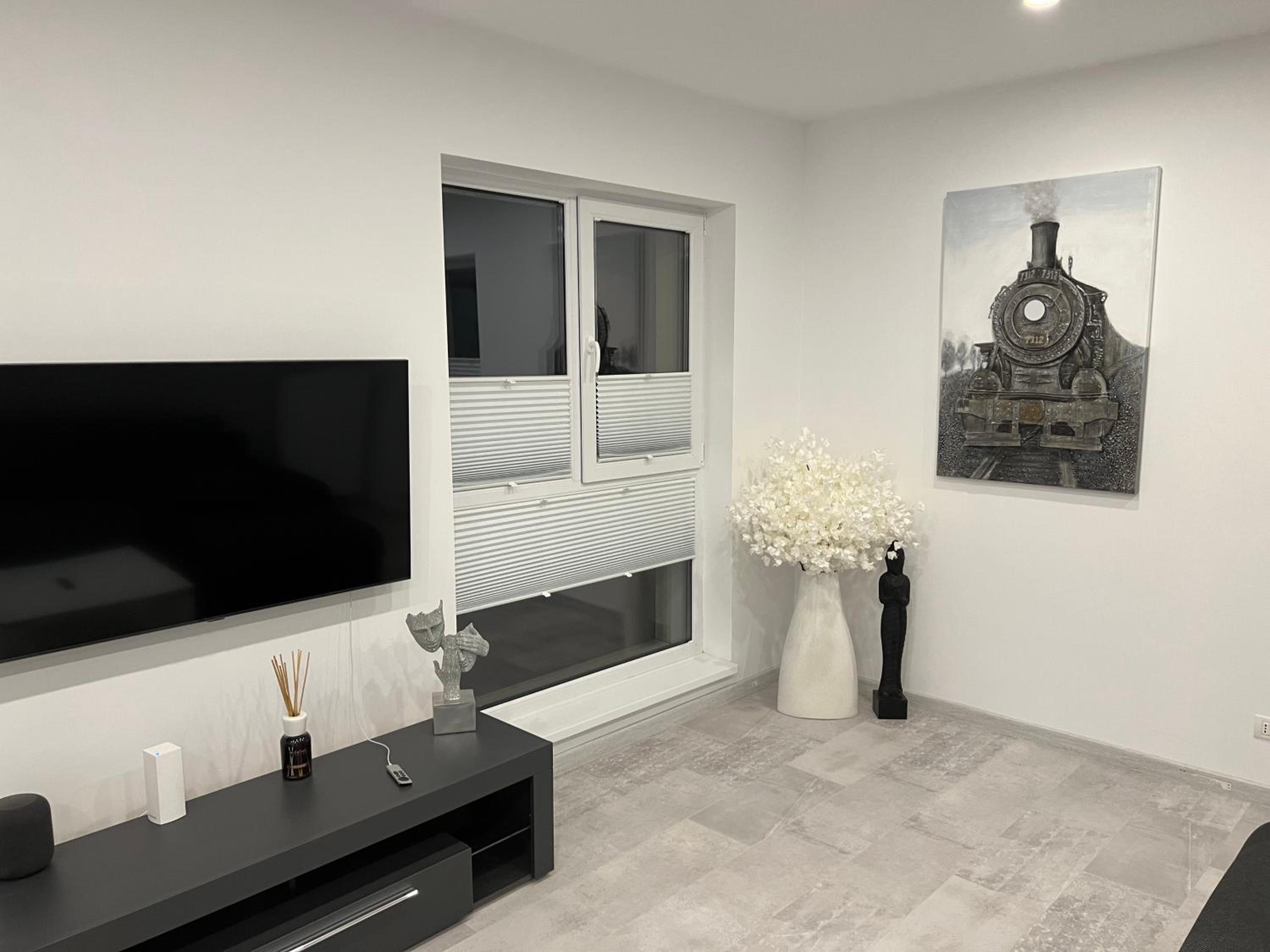 Amazing 2-Room Penthouse Cityview W13 view 3