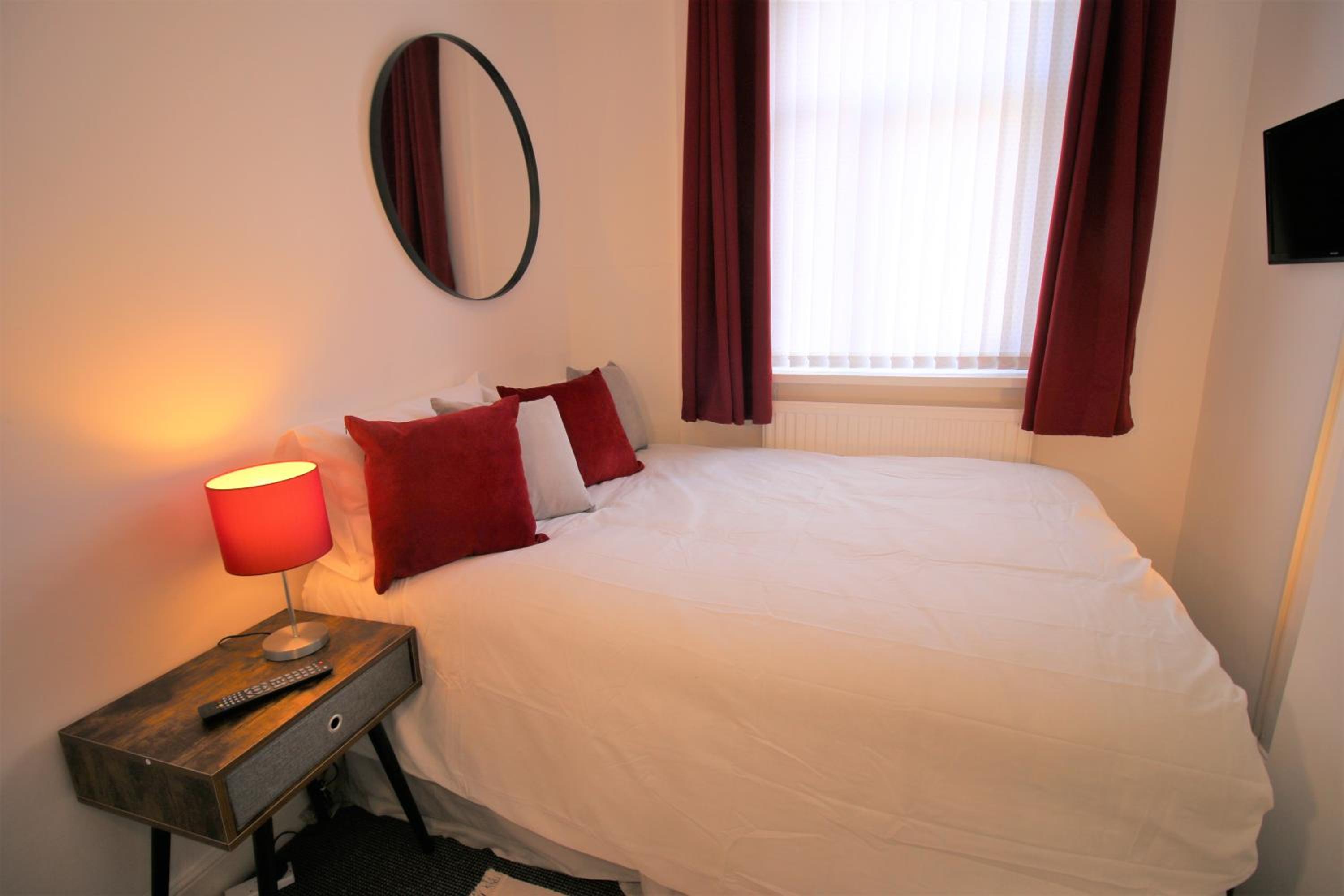 Three Bedroom Townhouse - Free Local Parking - by Property Promise view 5