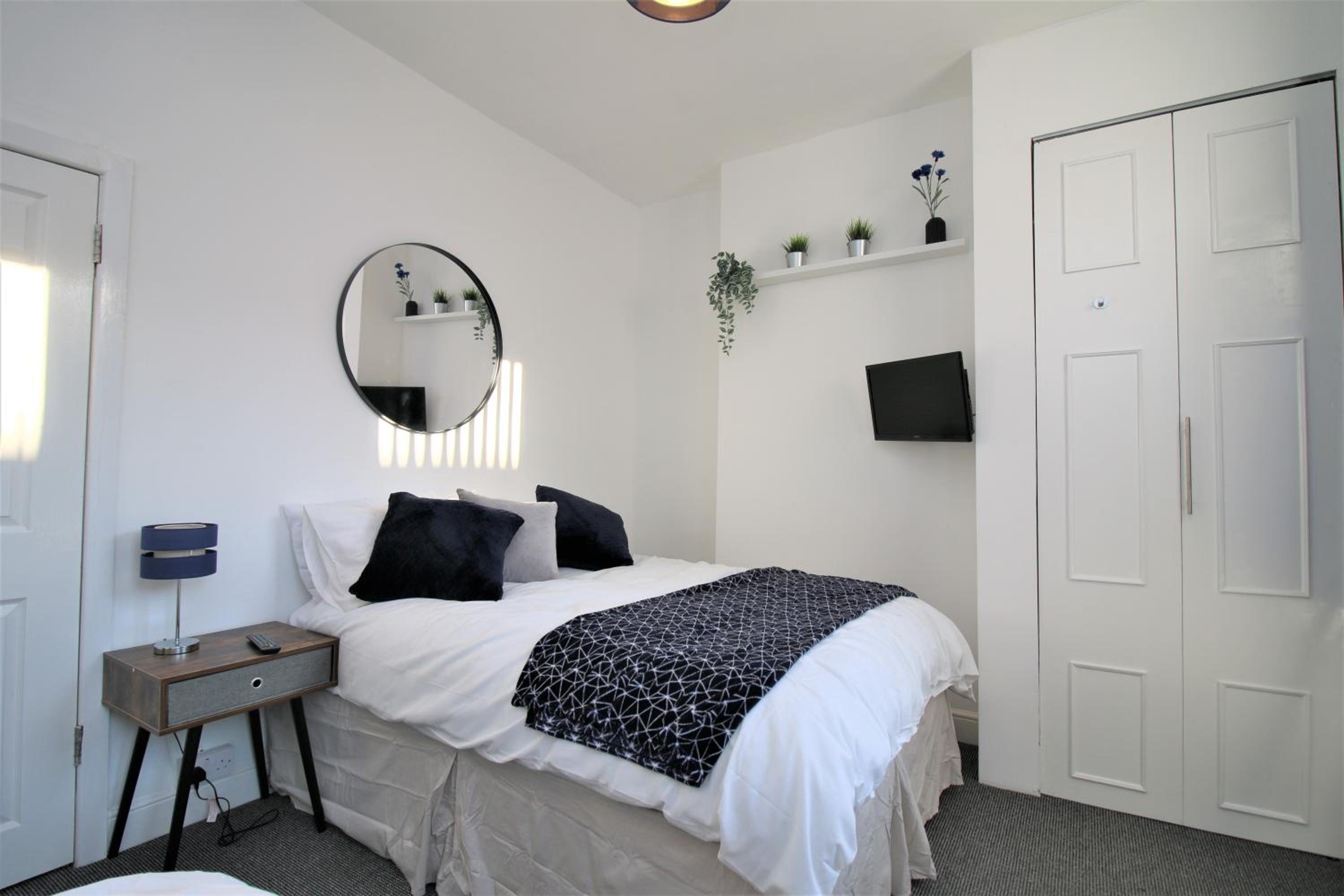 Three Bedroom Townhouse - Free Local Parking - by Property Promise view 4