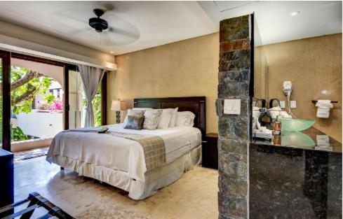 Amazing Hacienda for 14 guests! Steps to the beach! view 4