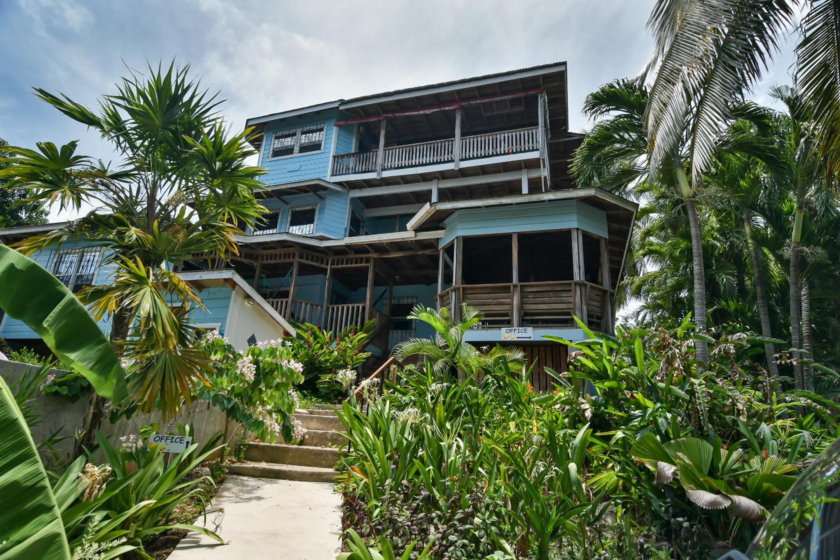 Mariposa Lodge