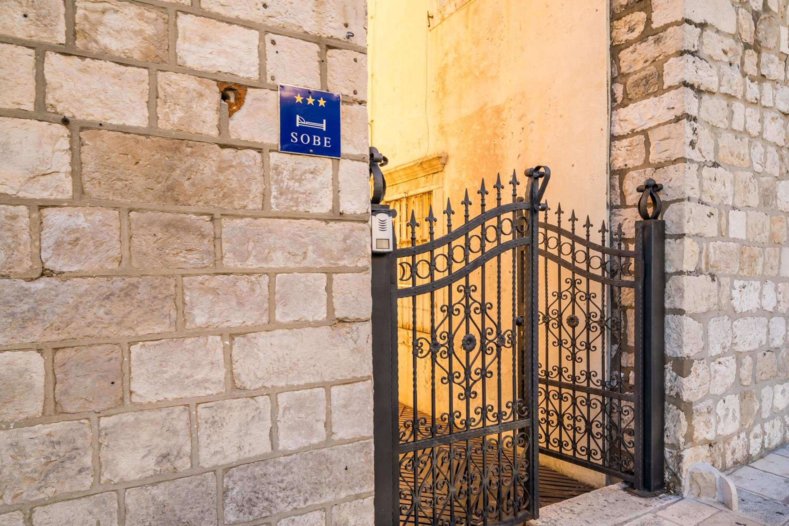 Deluxe Rooms with a terrace view at Old City Gate