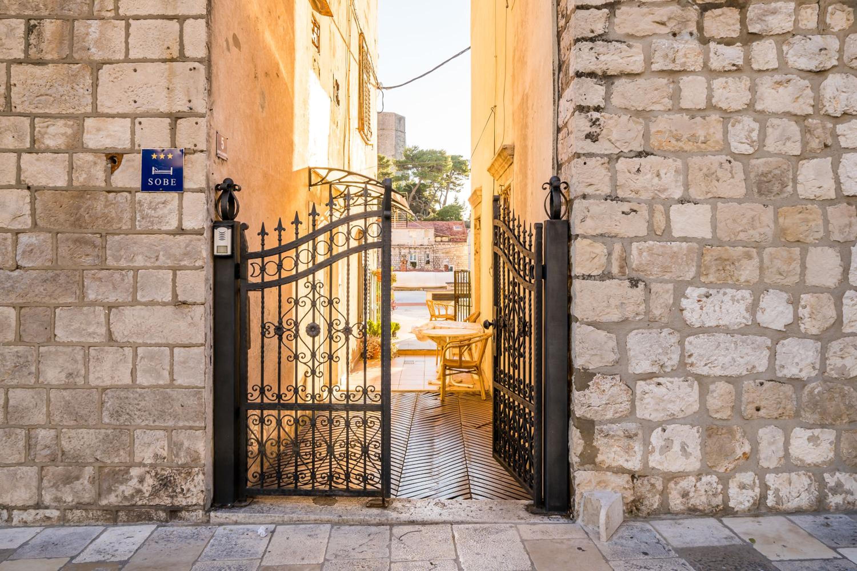 Deluxe Rooms with a terrace view at Old City Gate