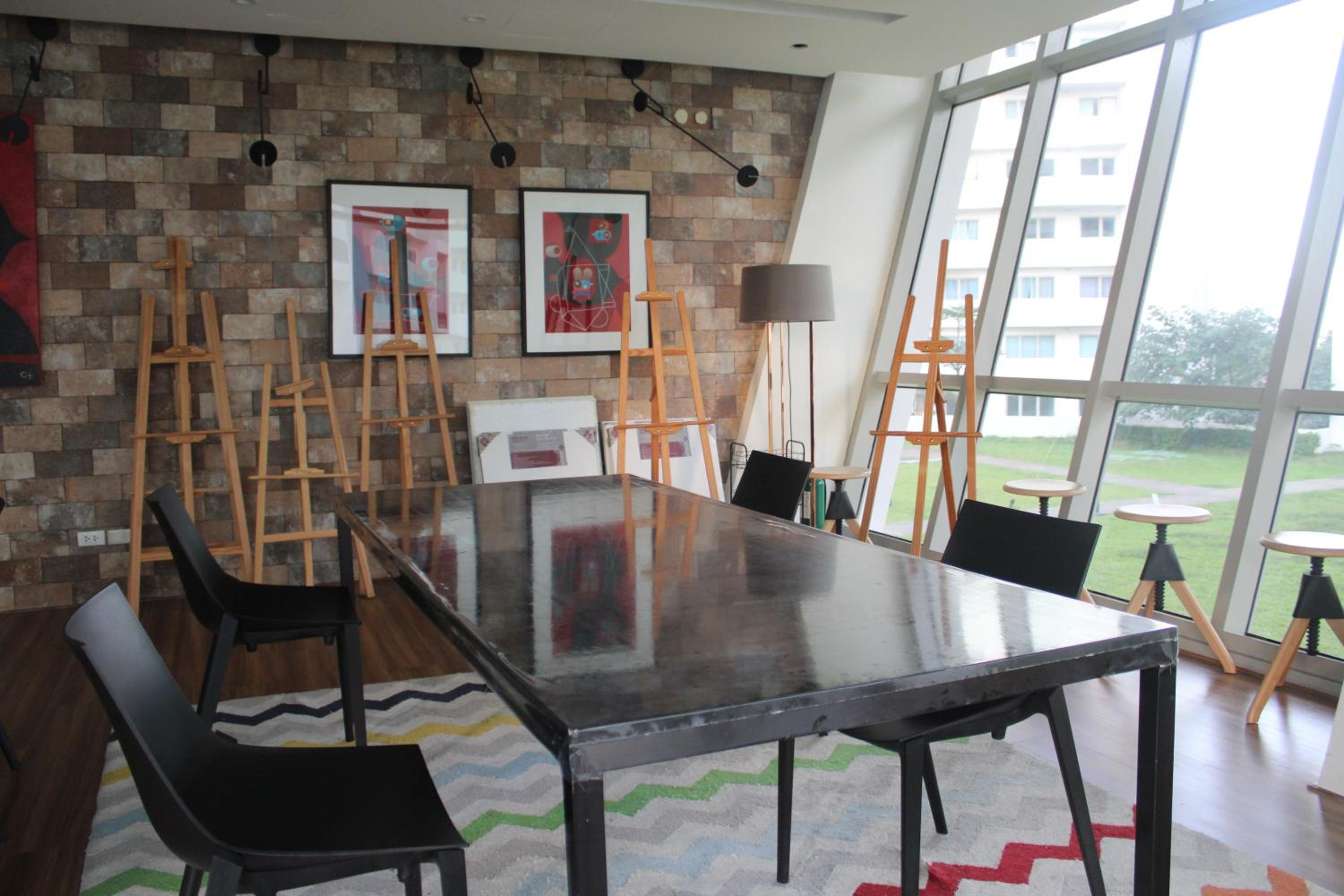 A2J Huge Modern Luxury 2BR Balcony Suite Near Ever Gotesco view 3