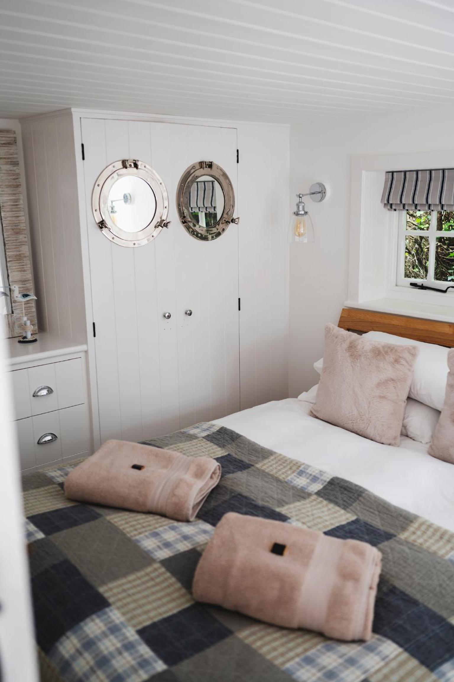 Riverside Cosey Cottage in heart of Christchurch view 4