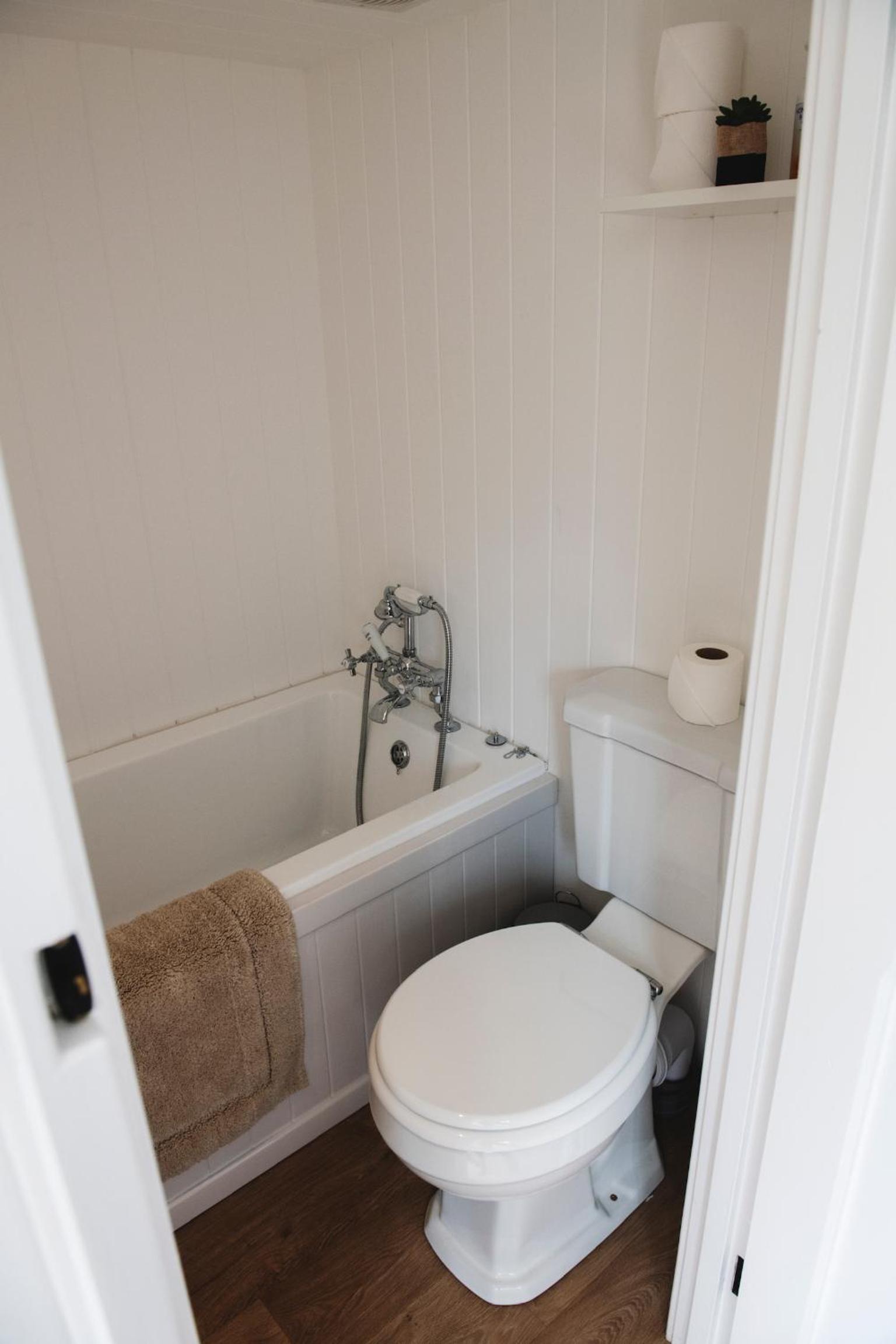Riverside Cosey Cottage in heart of Christchurch view 5