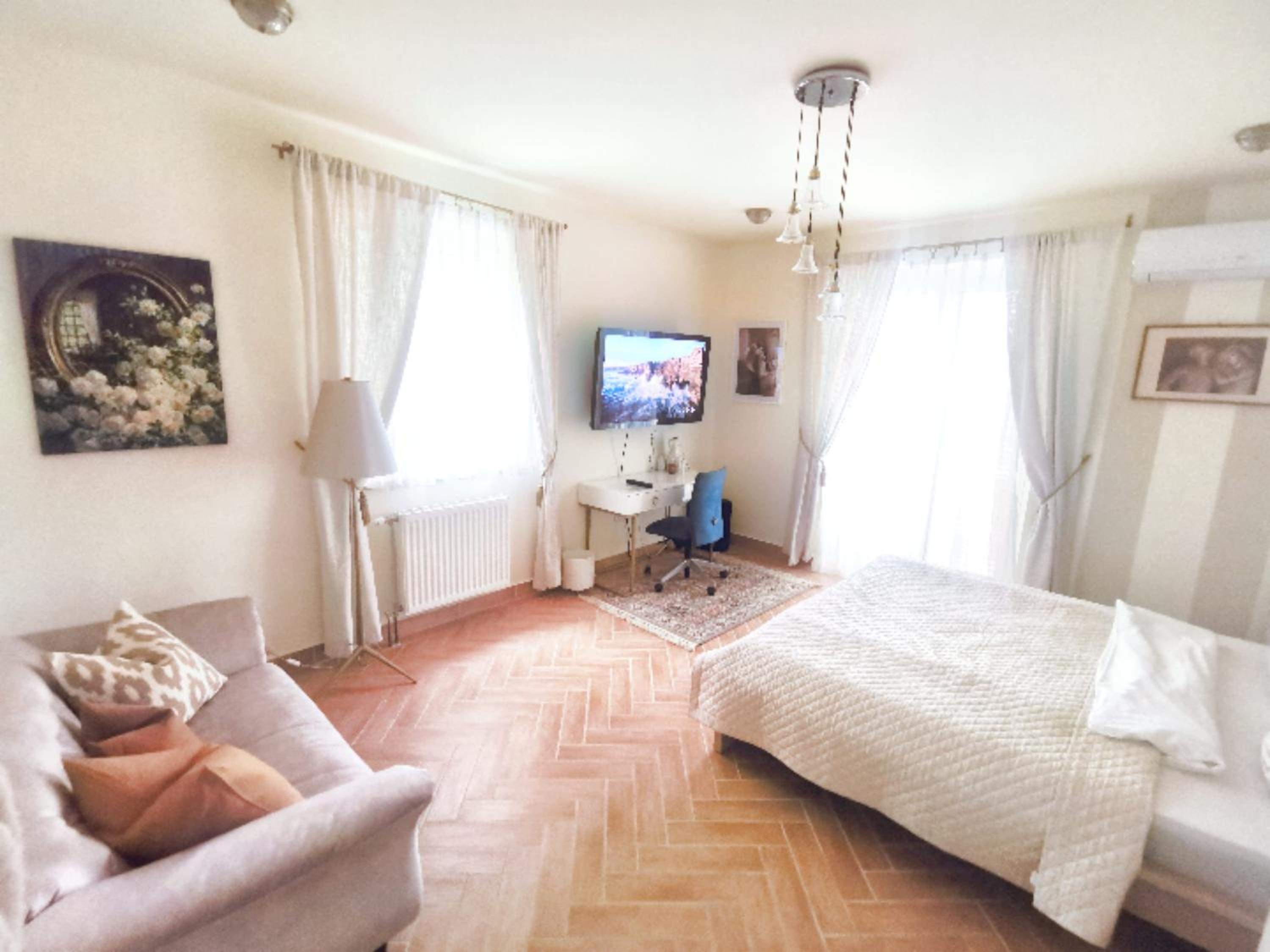 Bellevue Apartment with AC & heating & terrace view 2