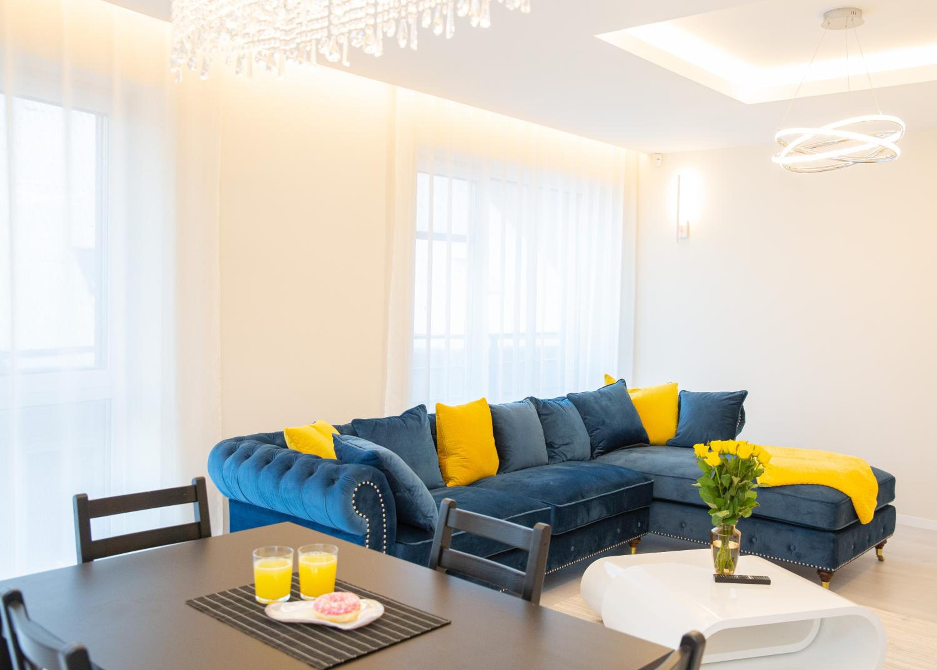 Luxurious Blue&Yellow Apartment in Kaunas Center view 3